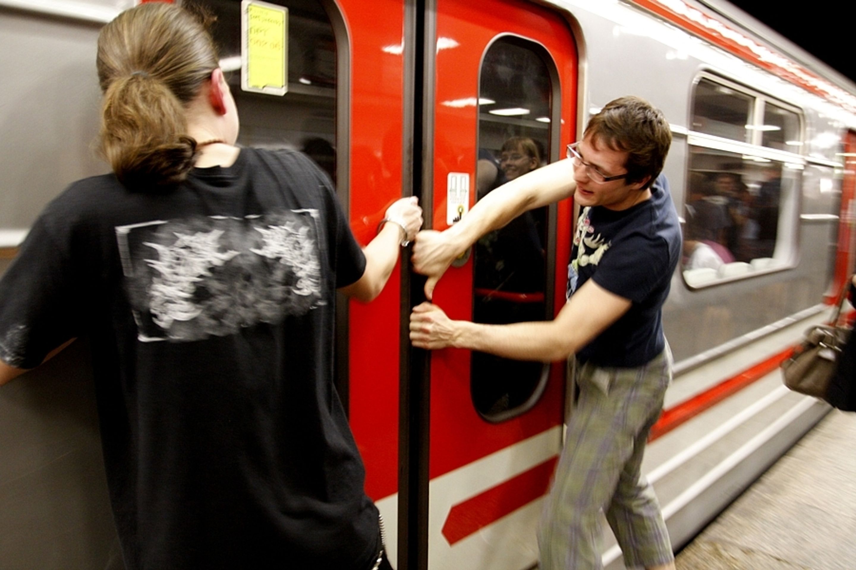 Antistávka na Dejvické - 34 - GALERIE: Lidé obsadili soupravu metra na stanici Dejvická (33/39)