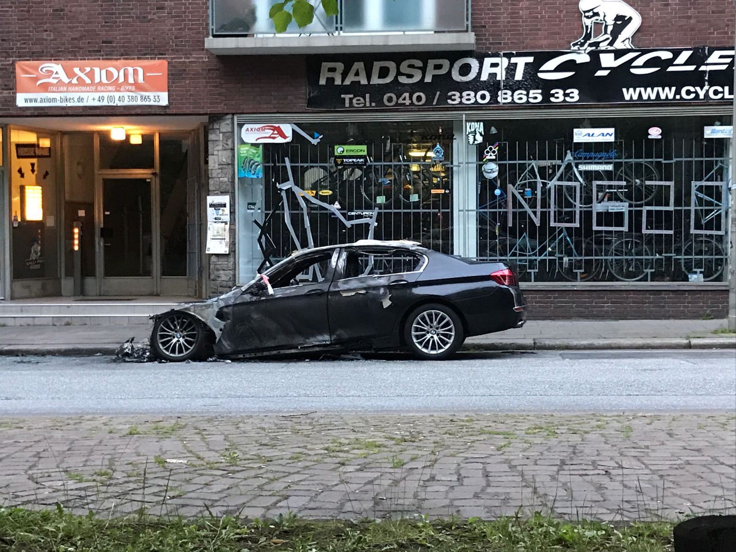 Žhářské útoky a rabování v Hamburku - 7 - GALERIE: Žhářské útoky a rabování v Hamburku při summitu G20 (5/11)