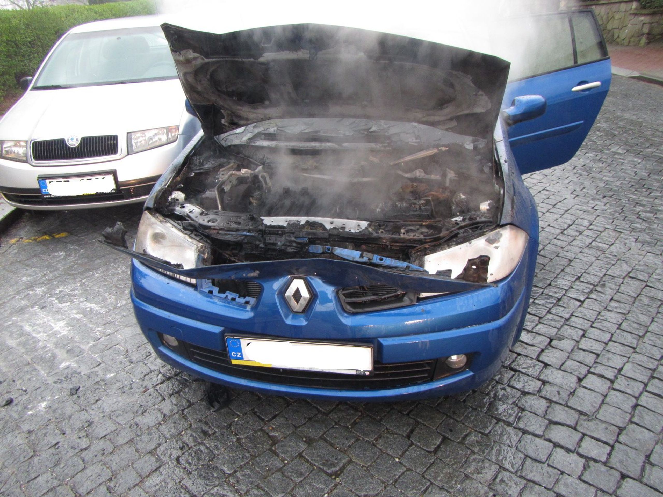 Řidičce začalo ve Zlíně hořet auto za jízdy - GALERIE: Ve Zlíně začalo hořet auto za jízdy (4/5)