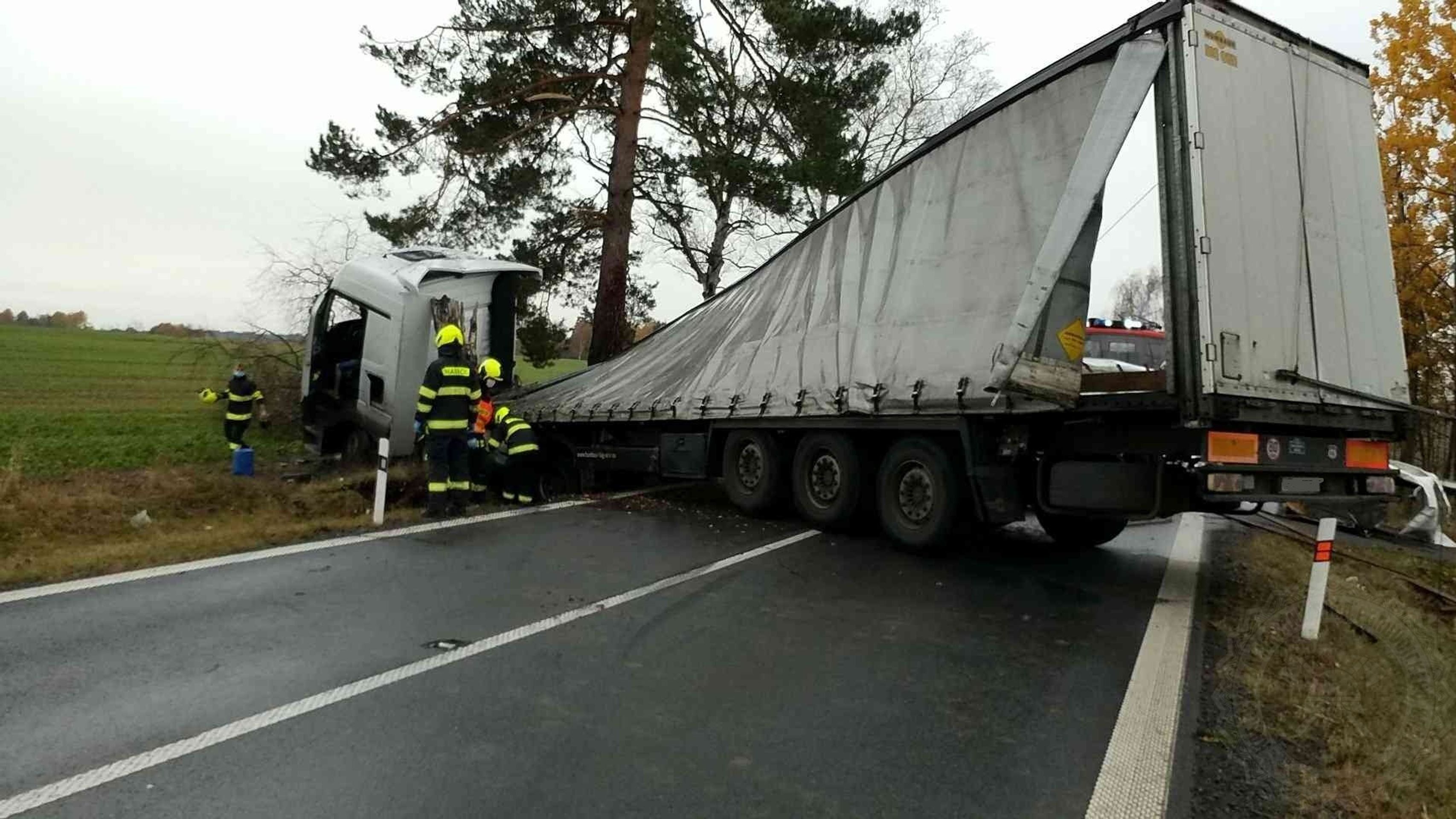 Nehoda kamionu převážející víno u obce Vysočina - 4 - GALERIE: Nehoda kamionu převážející víno u obce Vysočina (4/4)