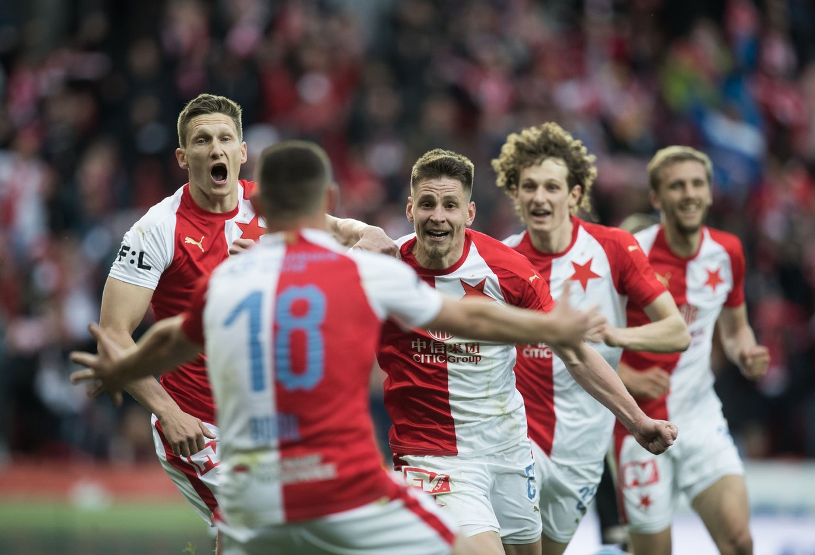 Slavia Praha - GALERIE: Tvrdíkova dcera si nechala od Bořila podepsat prsa (4/4)