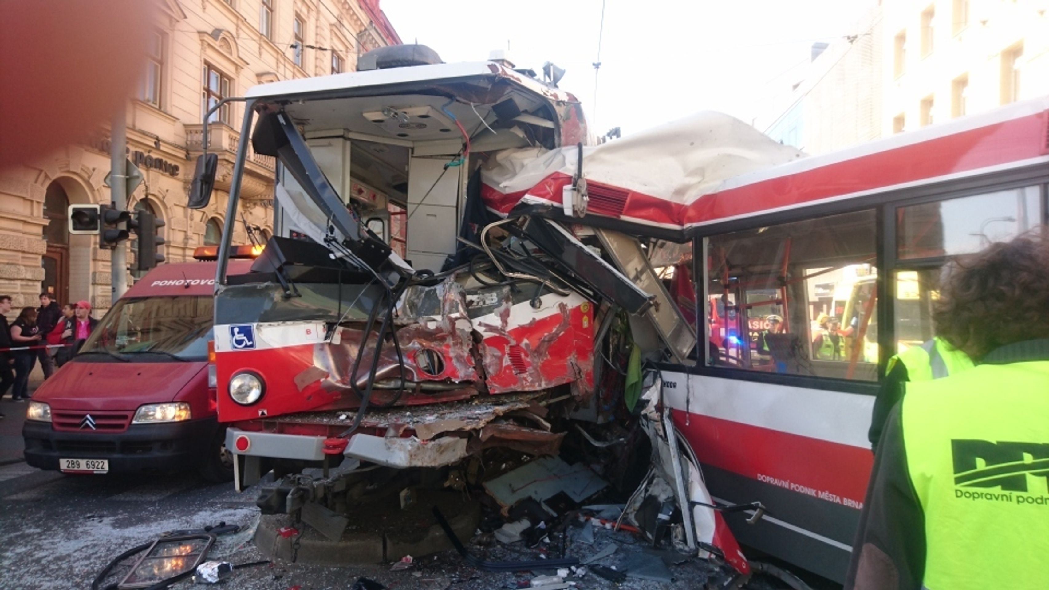 Nehoda tramvaje a trolejbusu - 2 - GALERIE: Srážka tramvaje a trolejbusu v Brně (13/16)