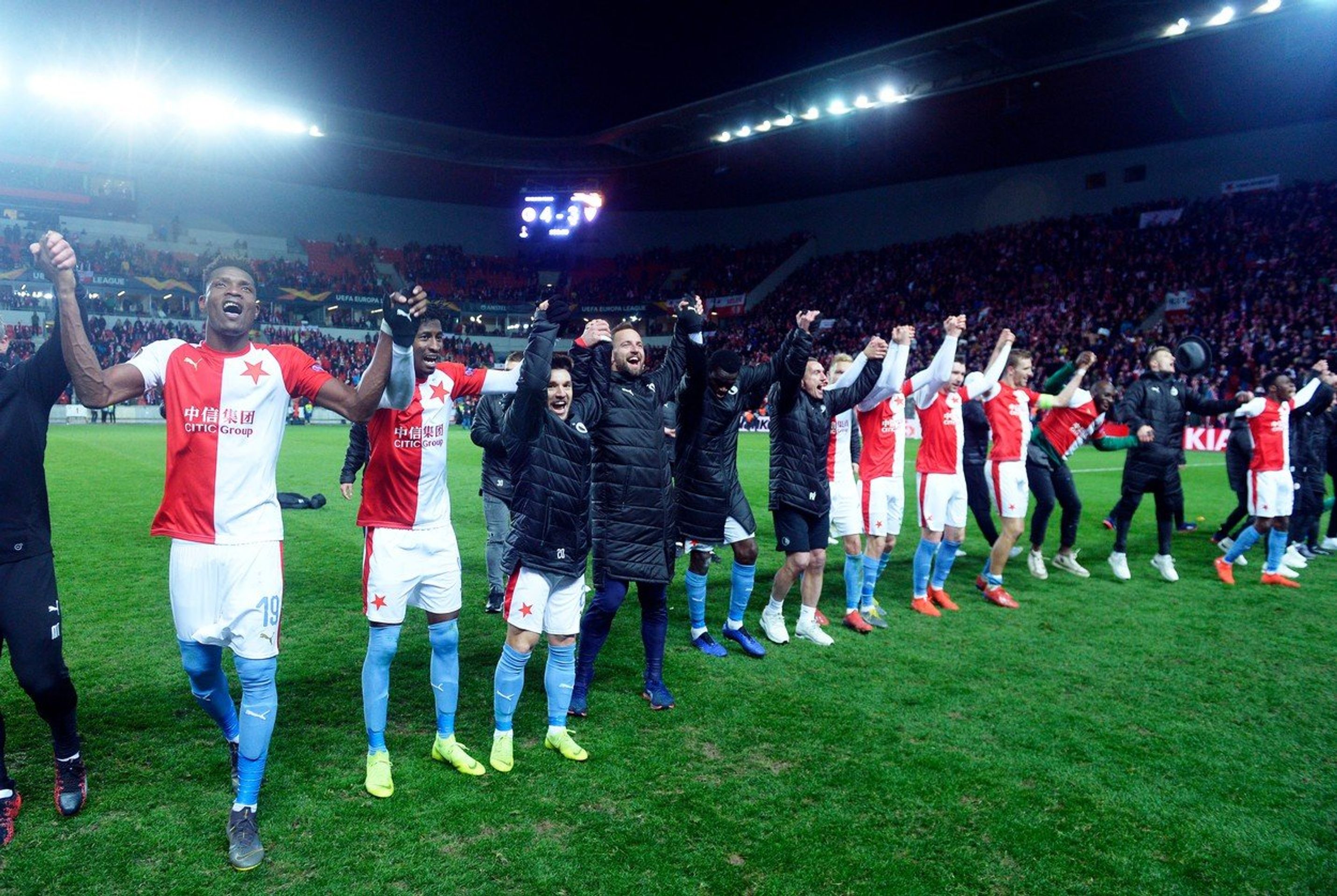 Slavia slaví výhru nad Sevillou - GALERIE: Fanoušci Slavie nadávali Františku Strakovi (4/4)