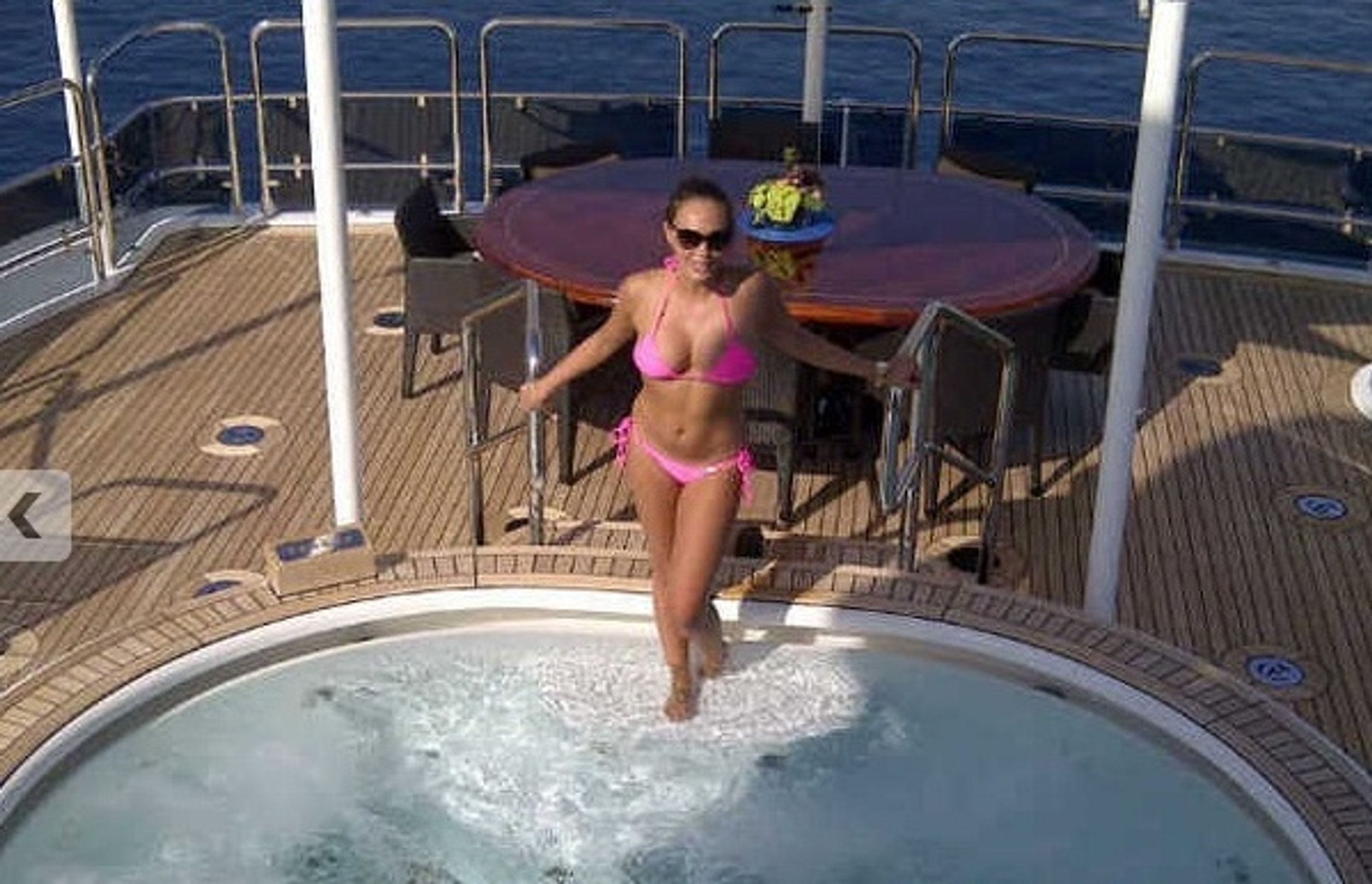 Tamara Ecclestone a její pařba v Londýně - 10 - GALERIE: Ta umí kalit! Sexy dcera šéfa F1 propila za pár hodin 900 tisíc (9/12)