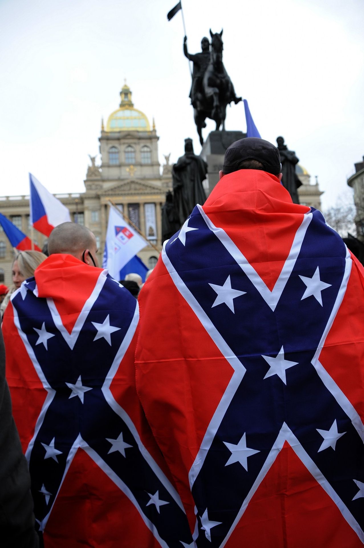 Demonstrace za Trumpa v Praze - 7 - GALERIE: Protestující v Praze měli na prsou židovské hvězdy (5/7)