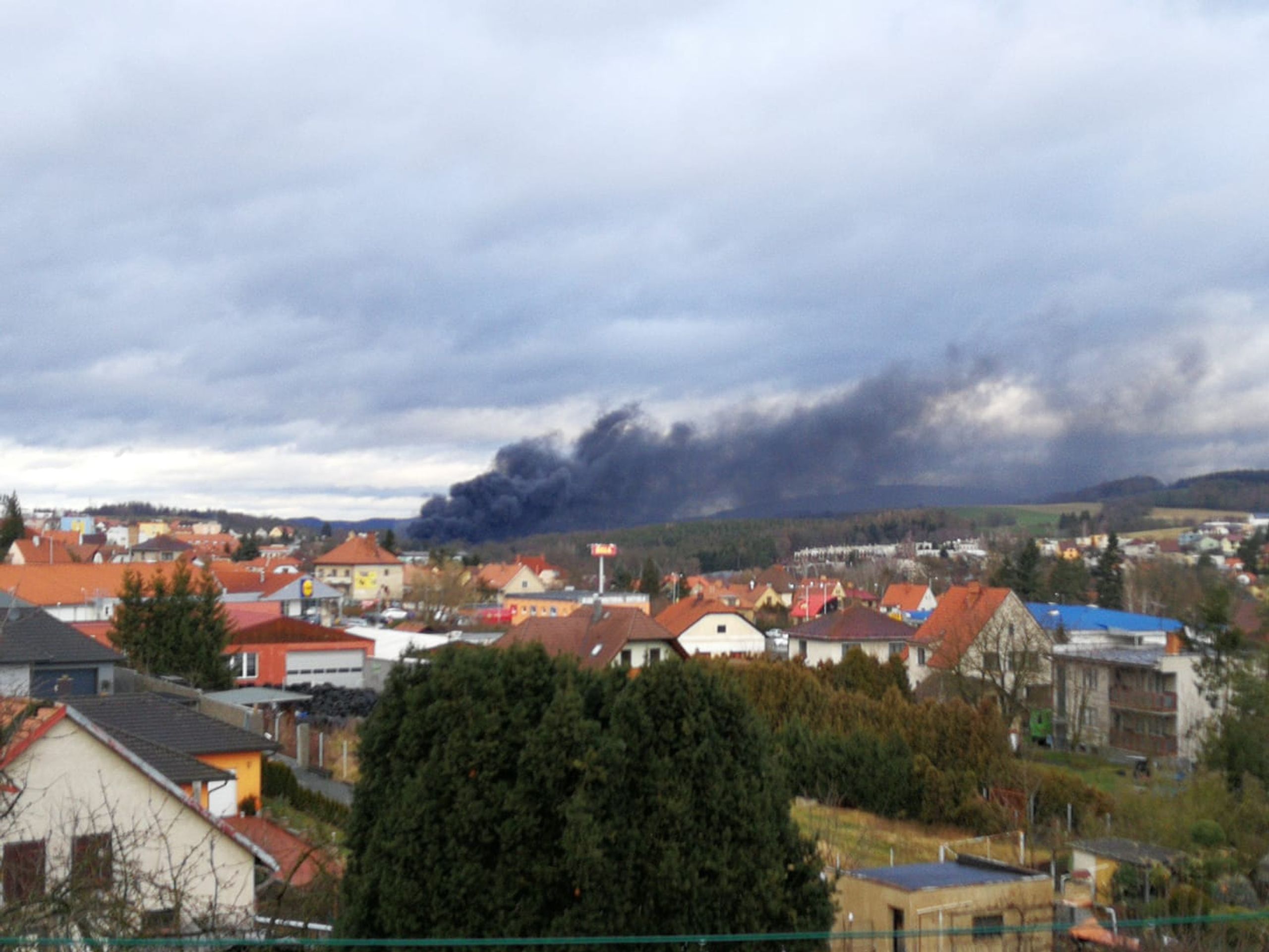 Požár v Sedlčanech - GALERIE: Požár kovošrotu v Sedlčanech (9/12)