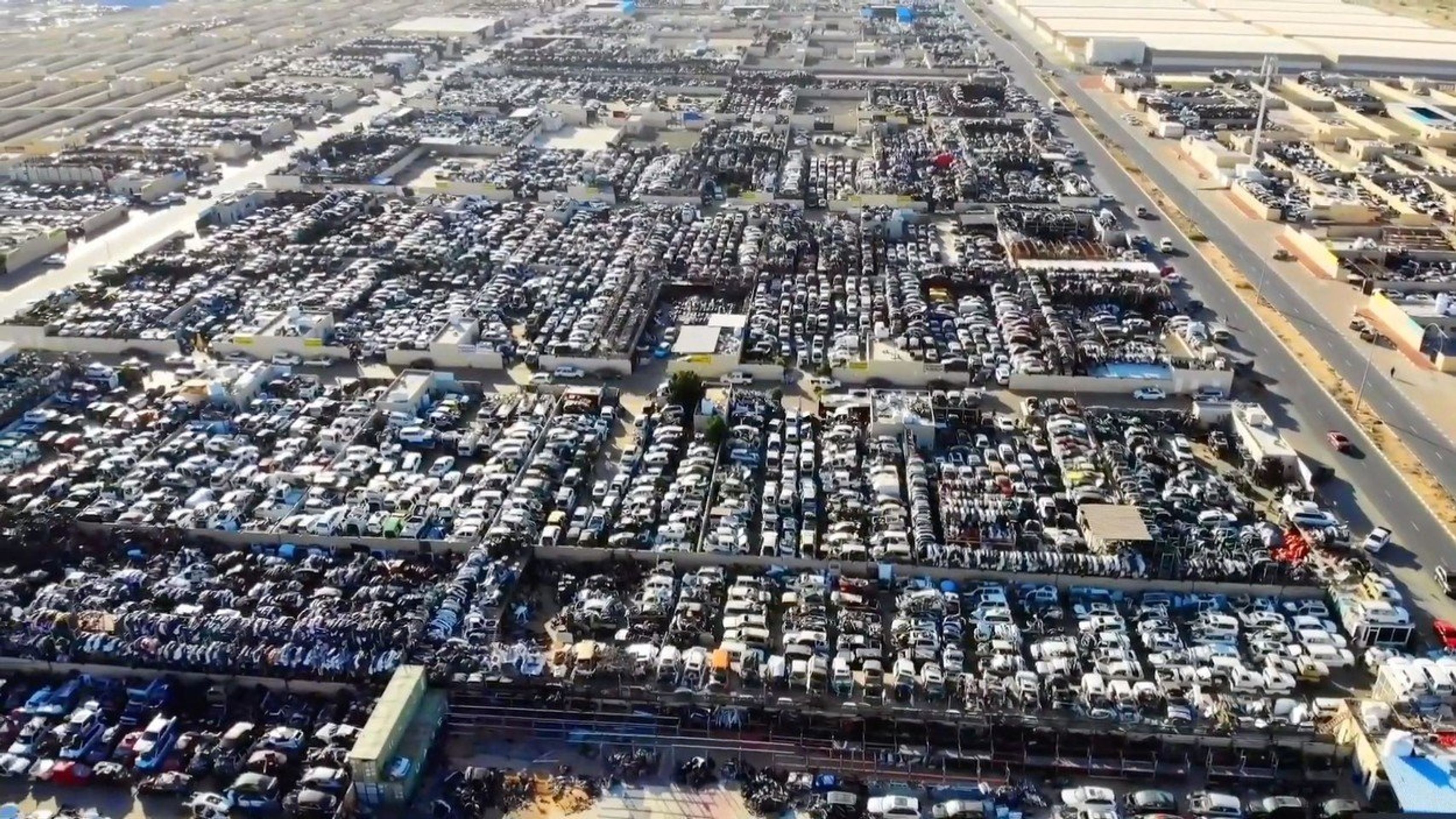 Hřbitov luxusních aut v Dubaji - 23 - Fotogalerie: Obří hřbitov aut u Dubaje (17/17)