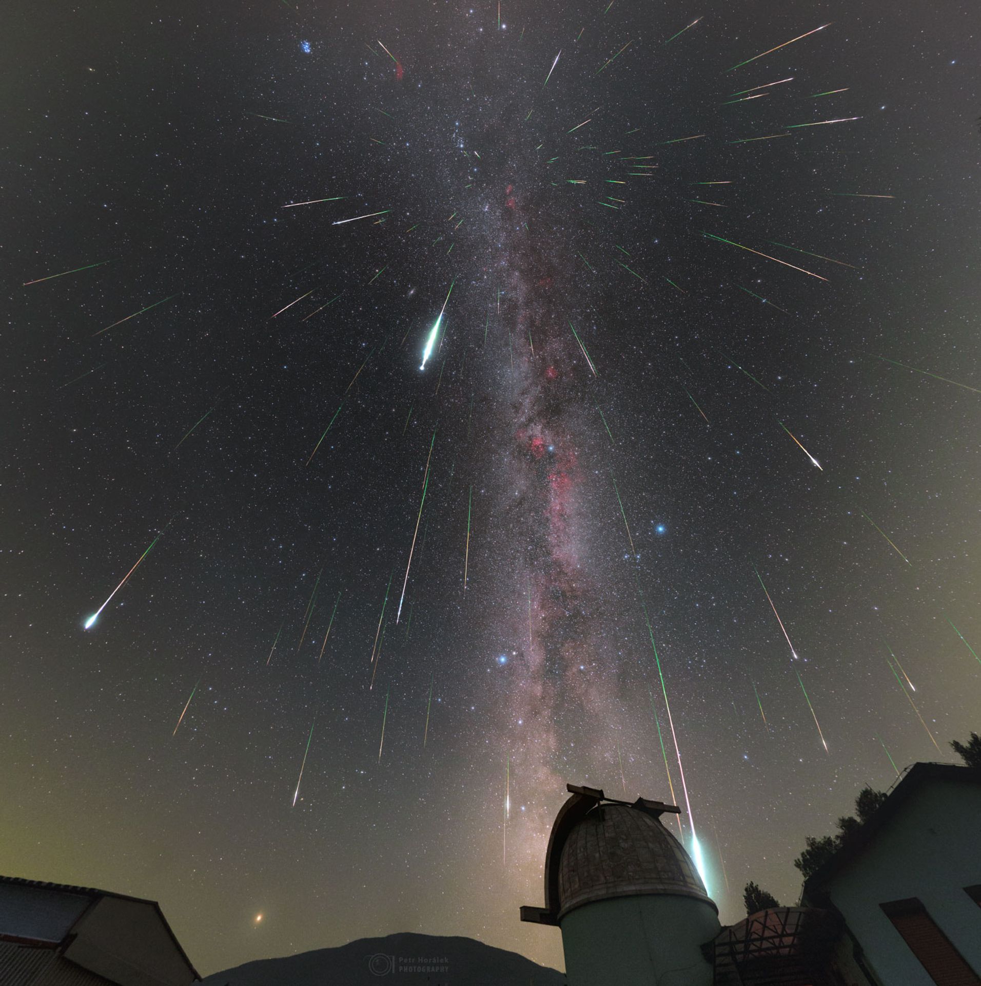 Meteorický roj Perseid vrcholil 12. a 13. srpna 2024. Snímek maxima Perseid z roku 2018 - Zajímavé úkazy v roce 2024 (12/16)