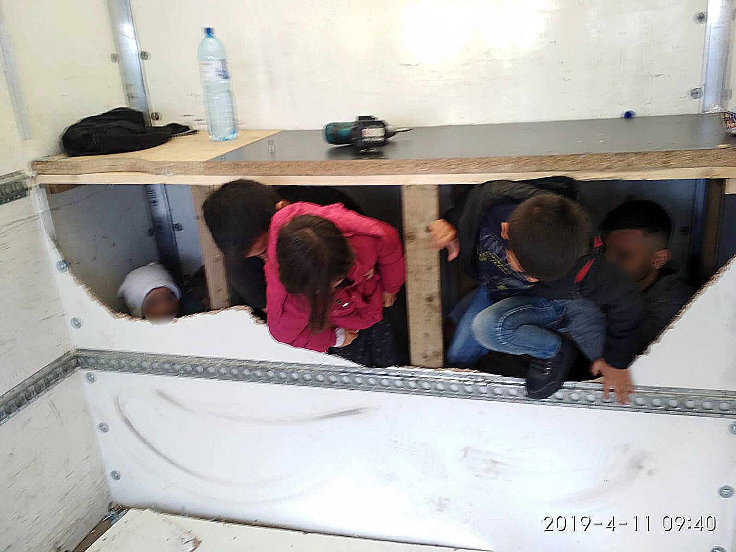 Policie na D1 odhalila 13 imigrantů - GALERIE: Migranti byli objeveni na D1 (1/3)