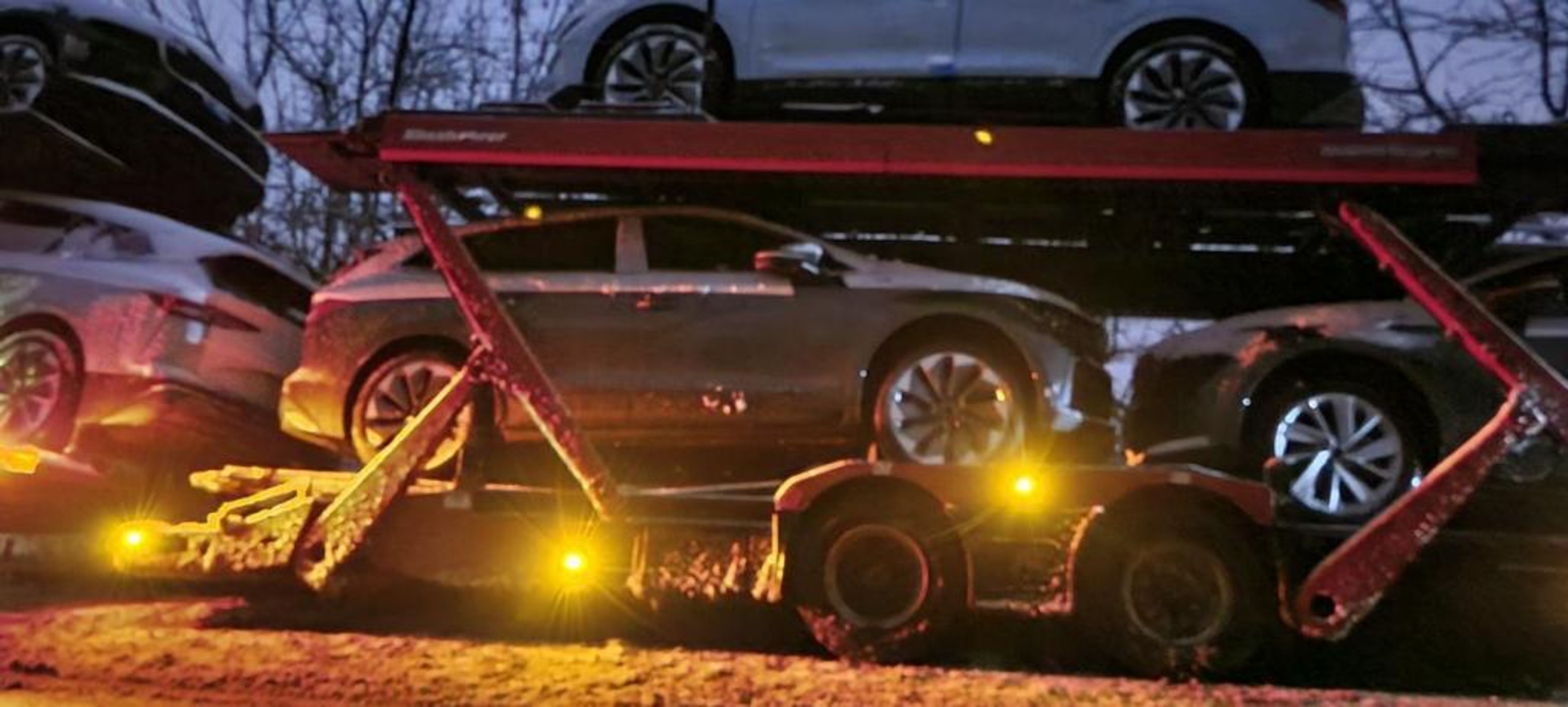 Kamion na boku na Mělnicku - 8 - GALERIE: Na Mělnicku havarovalo nákladní auto (8/12)