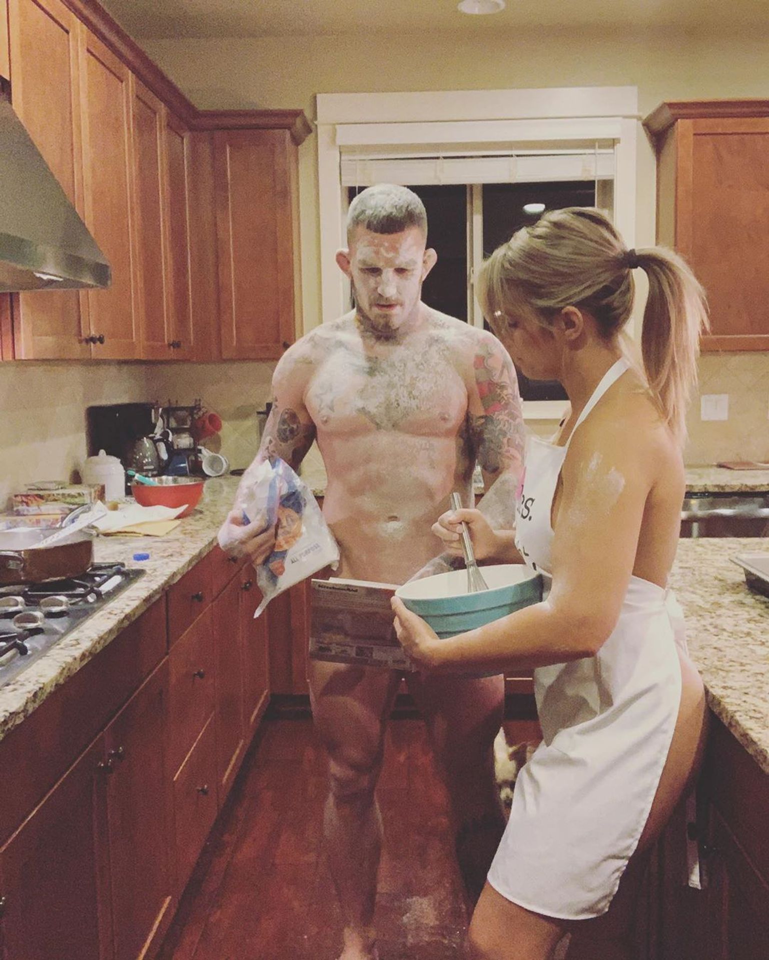 Paige VanZant peče se svým přítelem - GALERIE: UFC zápasnice Paige VanZant pózuje se svým přítelem (1/9)