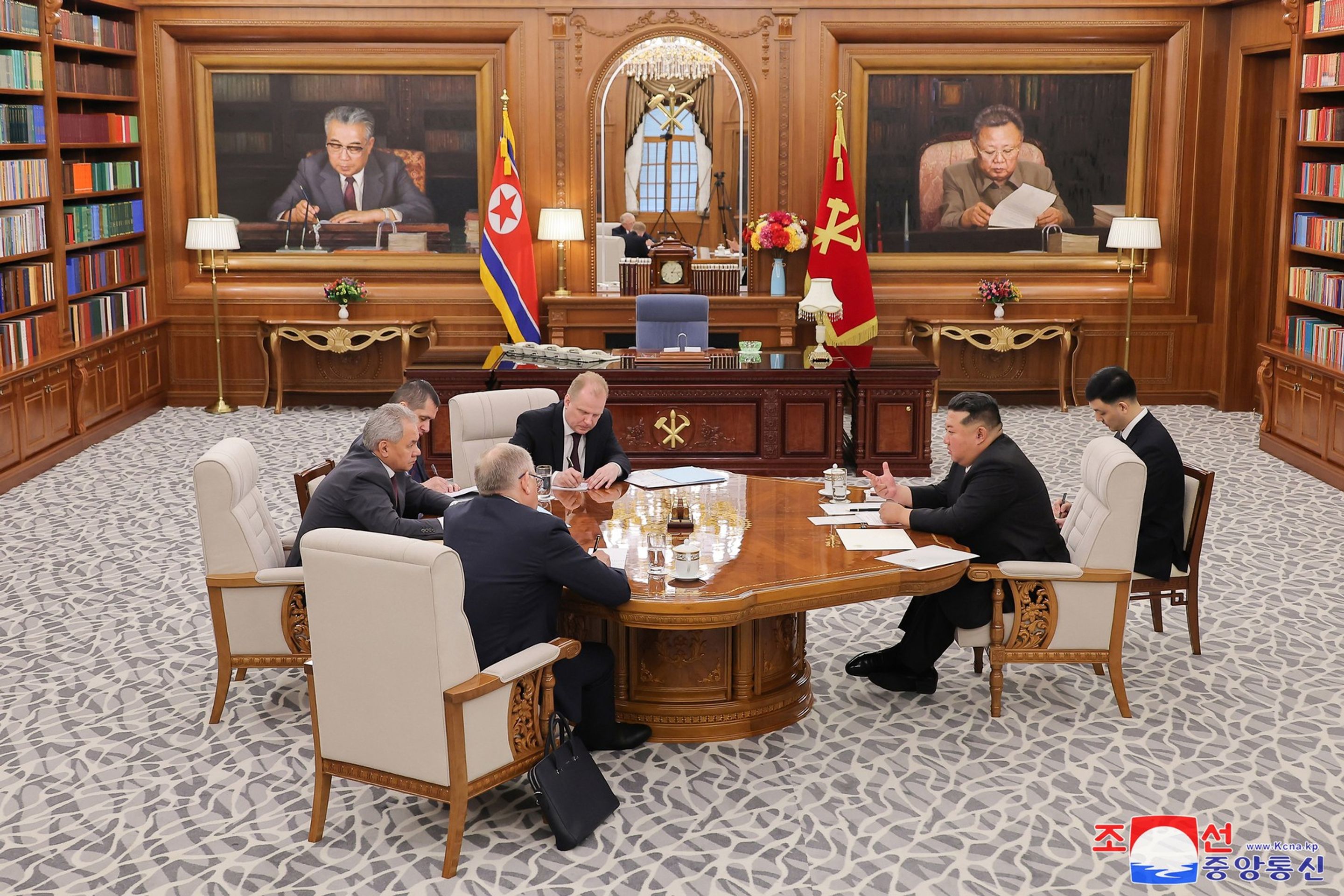 Zástupci Kremlu na oficiální návštěvě u Kim Čong-una, 4. 6. 2025 (1) - Zástupci Kremlu na oficiální návštěvě u Kim Čong-una (2/4)