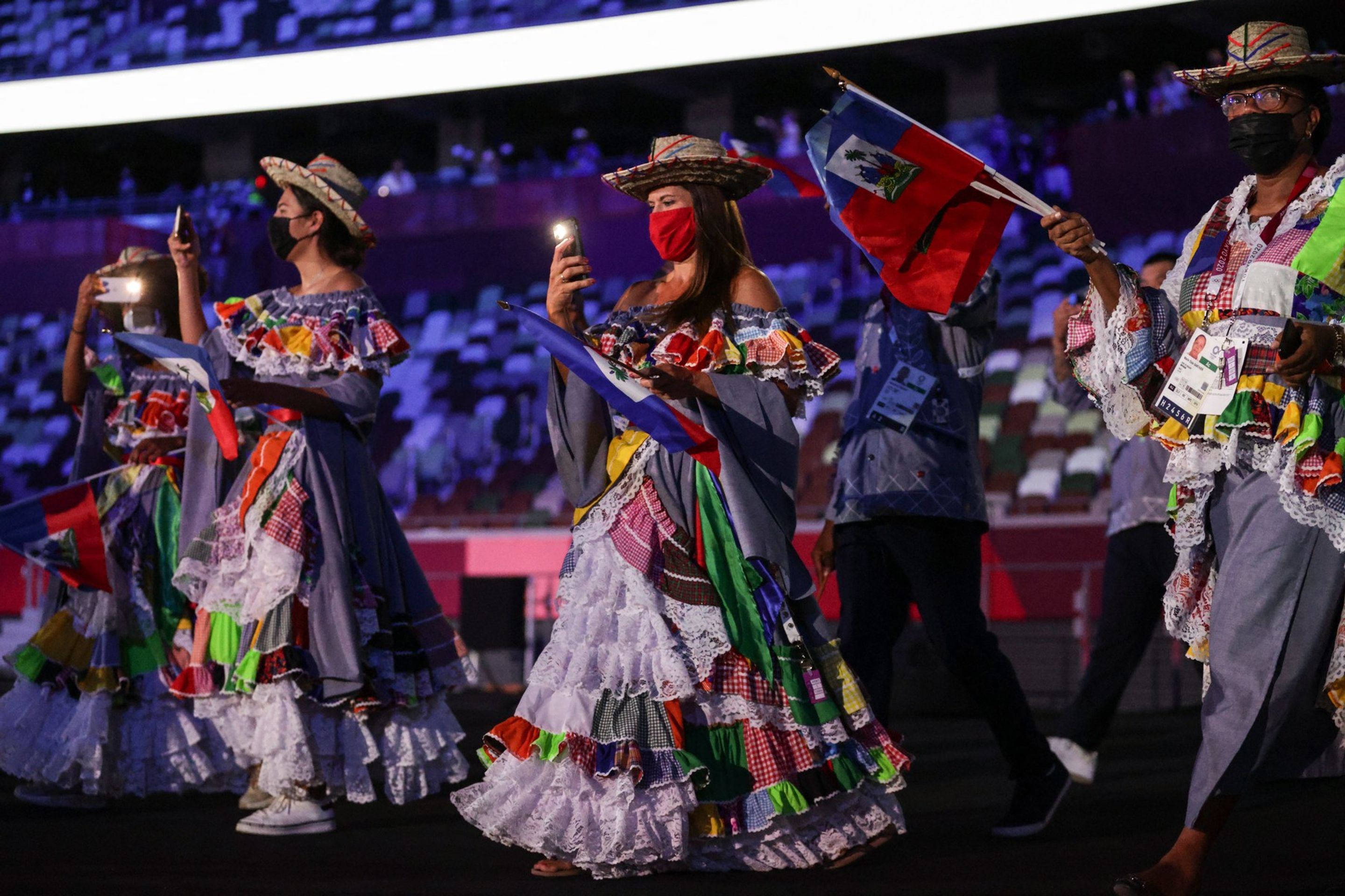 Oblečení sportovců z Haiti bylo opravdu pestrobarevné - Galerie: Originální outfity při zahajovacím olympijském ceremoniálu (9/17)