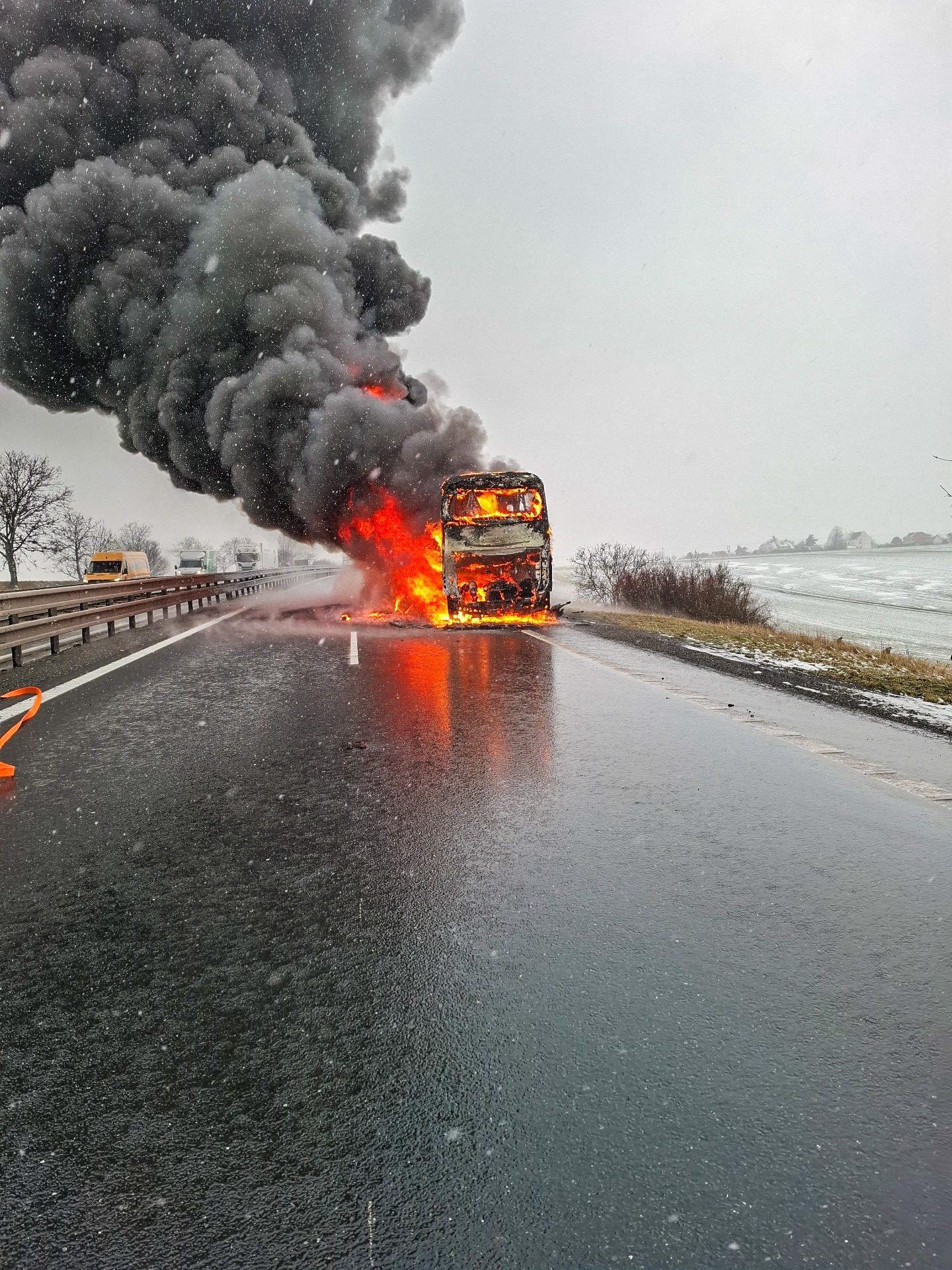 Požár autobusu na dálnici D46 - Požár autobusu na dálnici D46 (10/12)