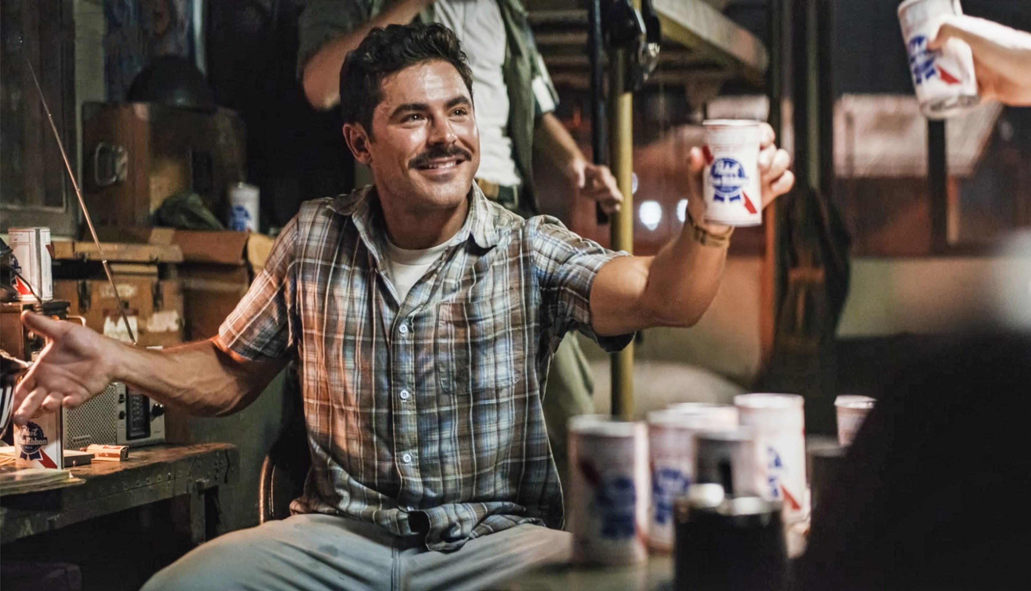 Zac Efron ve filmu Na pivo do první linie, 2022 - Zac Efron (4/5)