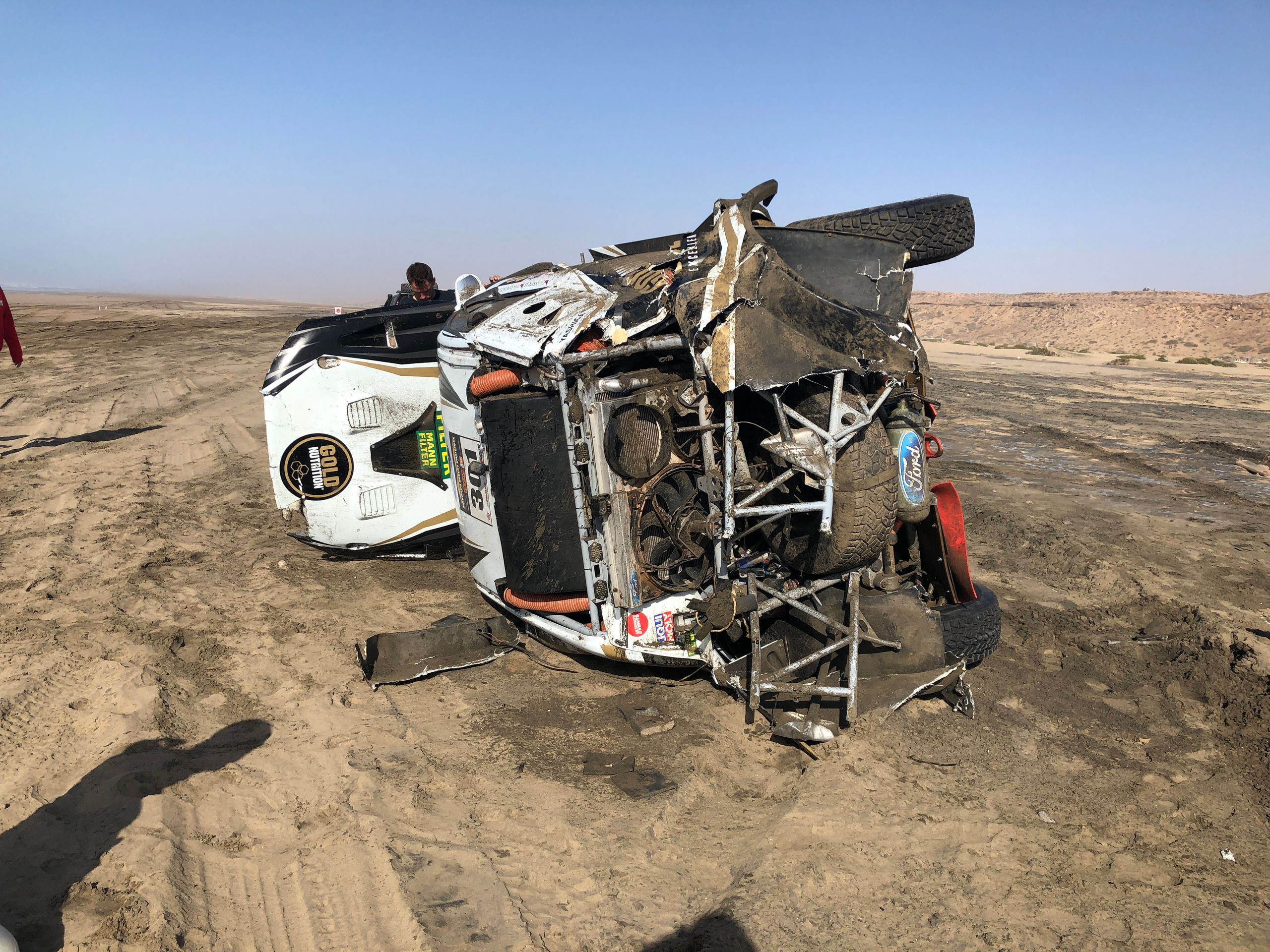Nehoda českých závodníků v Africe - GALERIE: Zdemolovaný vůz Tomáše Ouředníčka při rally v Maroku (1/5)