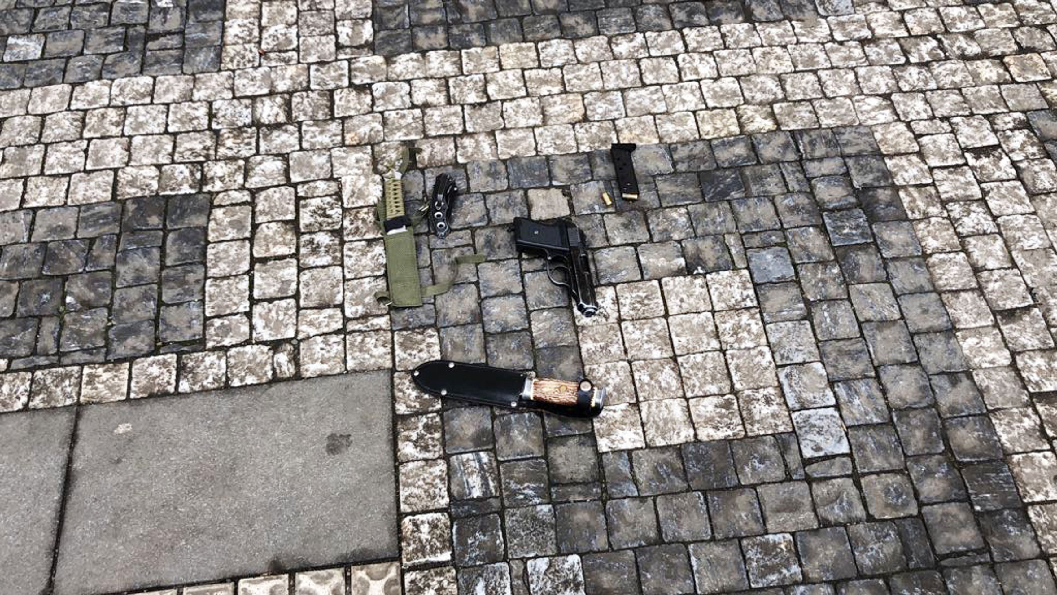 Policie zasahuje v ulici Dukelských hrdinů v Praze - 6 - GALERIE: Policie zasahuje v ulici Dukelských hrdinů v Praze (6/6)