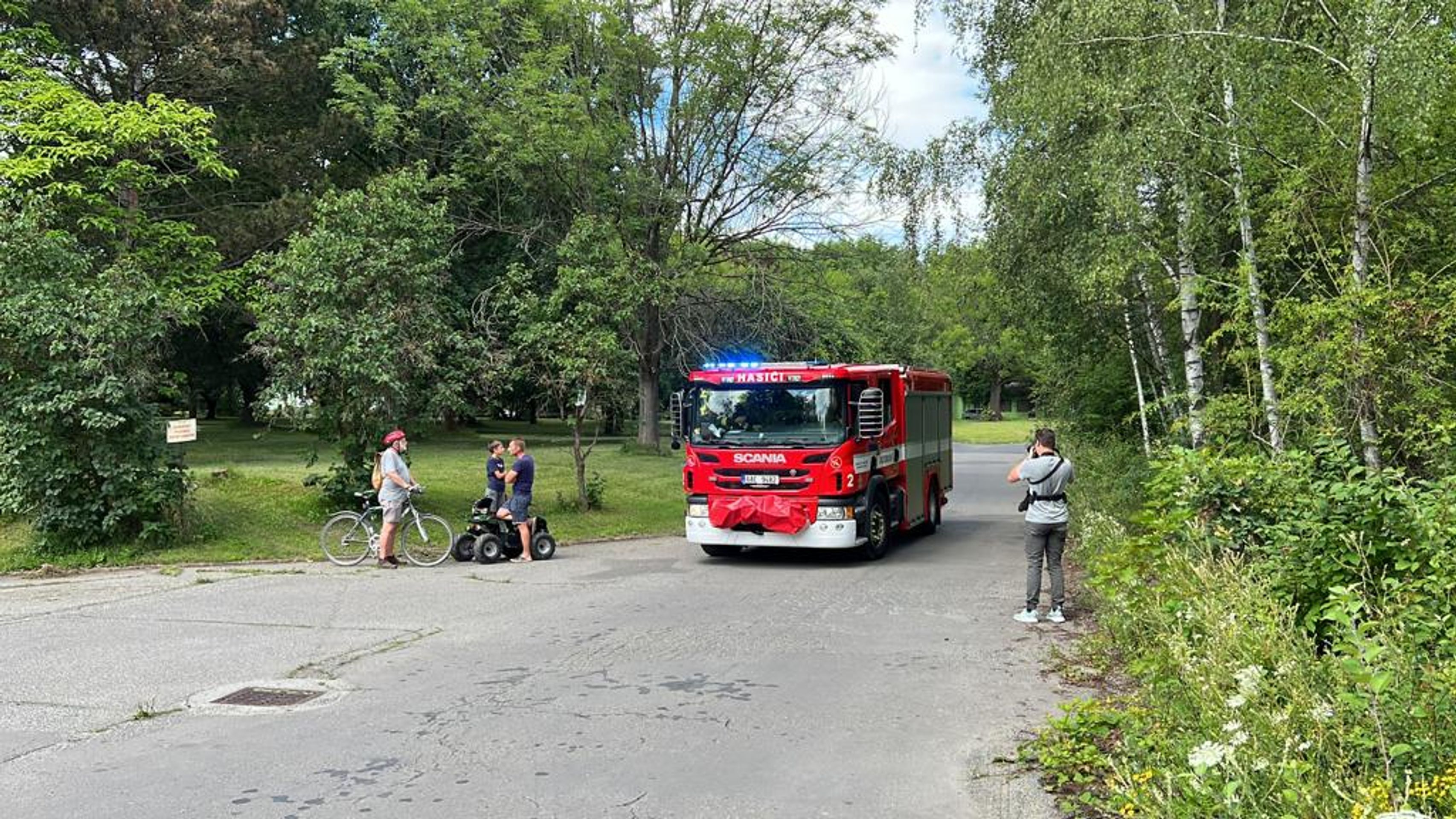 Požár autoservisu v Běchovicích (9) - Několik jednotek zasahuje u požáru autoservisu v Běchovicích (13/17)