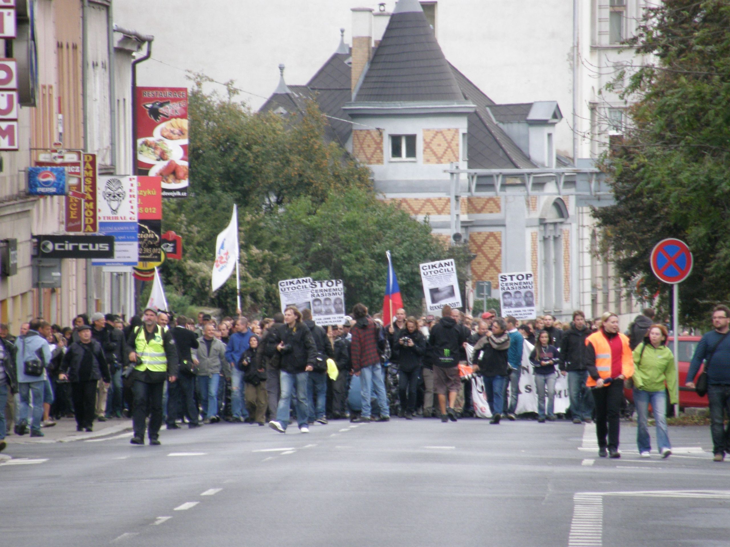 Demonstrace proti romské kriminalitě - 8 - GALERIE: Demonstrace proti romské kriminalitě (8/15)