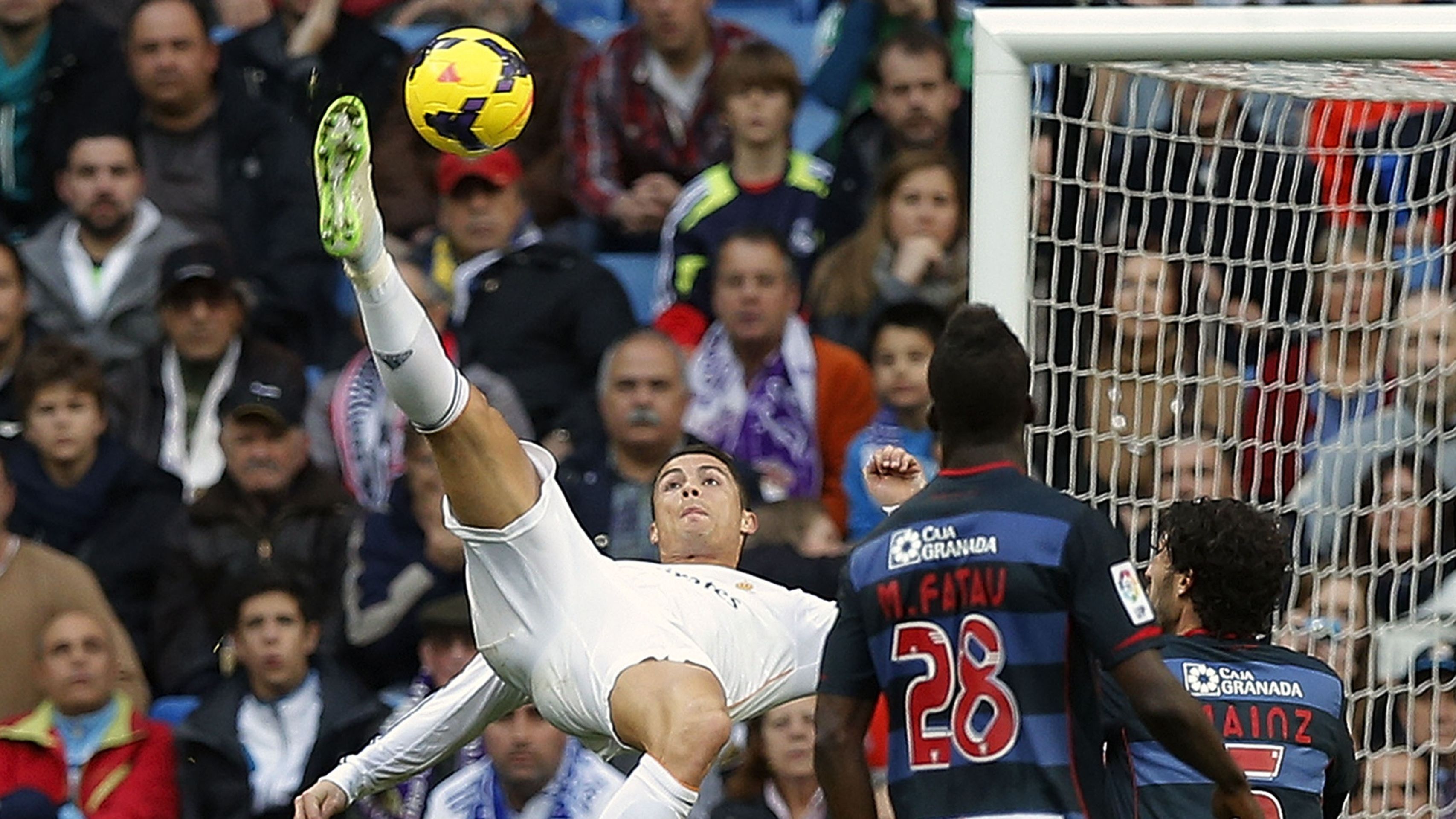 Cristiano Ronaldo proti Granadě - GALERIE: Cristiano Ronaldo ukázal na stadionu Zlatý míč (1/12)