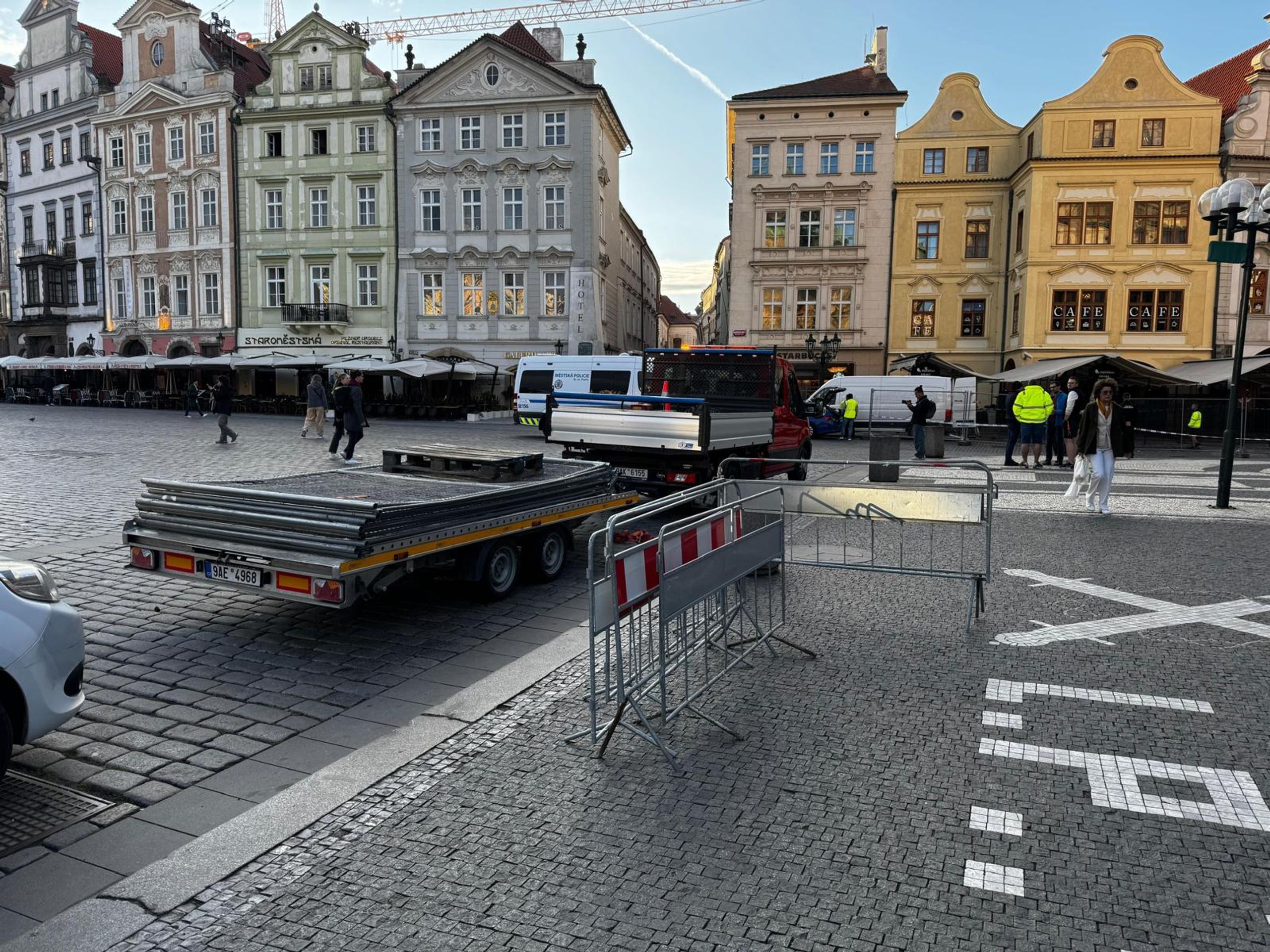 Na Staromáku probíhá demontáž nelegálních předzahrádek (2) - Na Staromáku probíhá demontáž nelegálních předzahrádek (2/10)