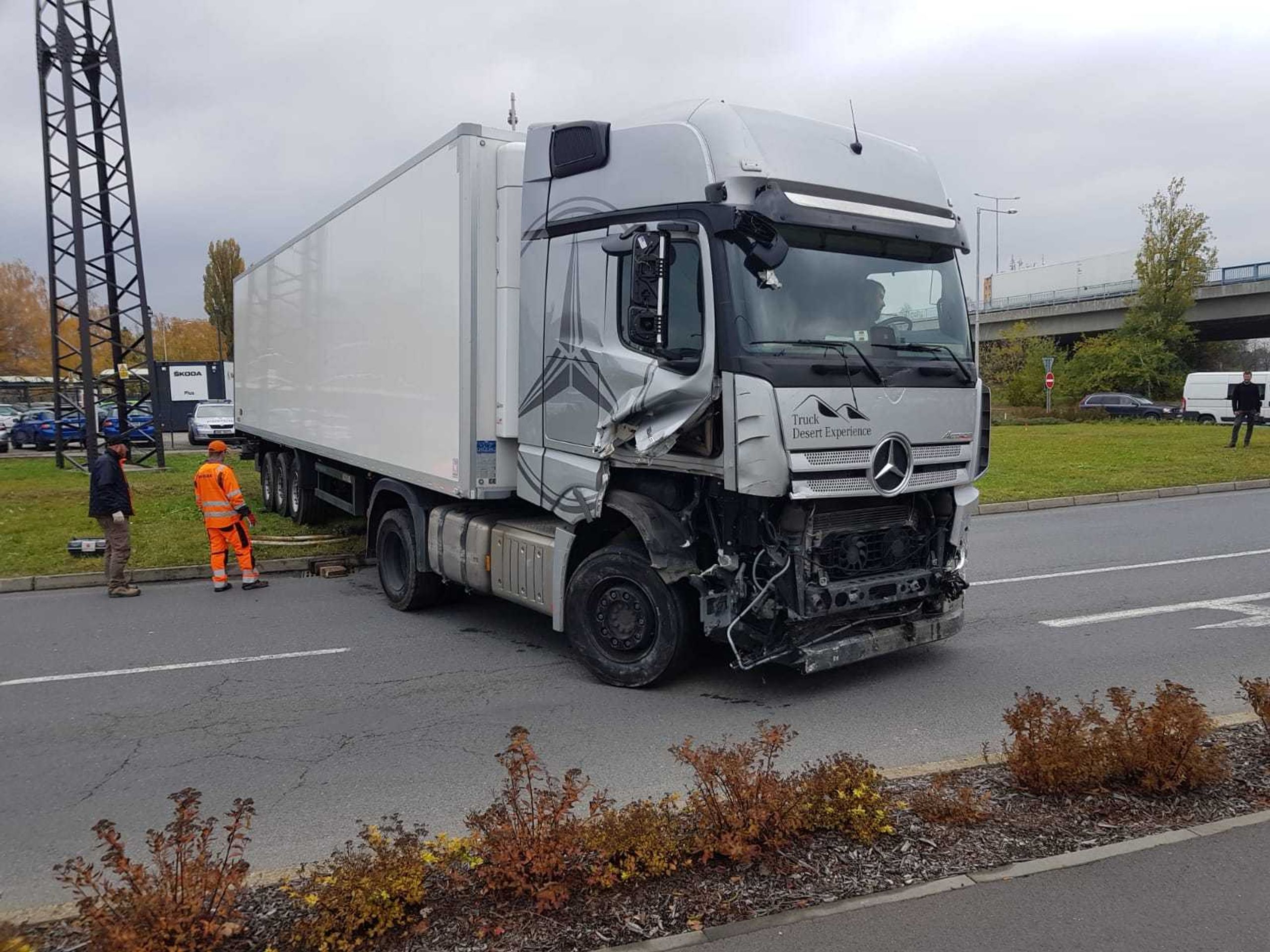 Nákladní auto vjelo do autobazaru, kde nabouralo několik aut - 8 - GALERIE: Nákladní auto vjelo do autobazaru, kde nabouralo několik aut (8/17)