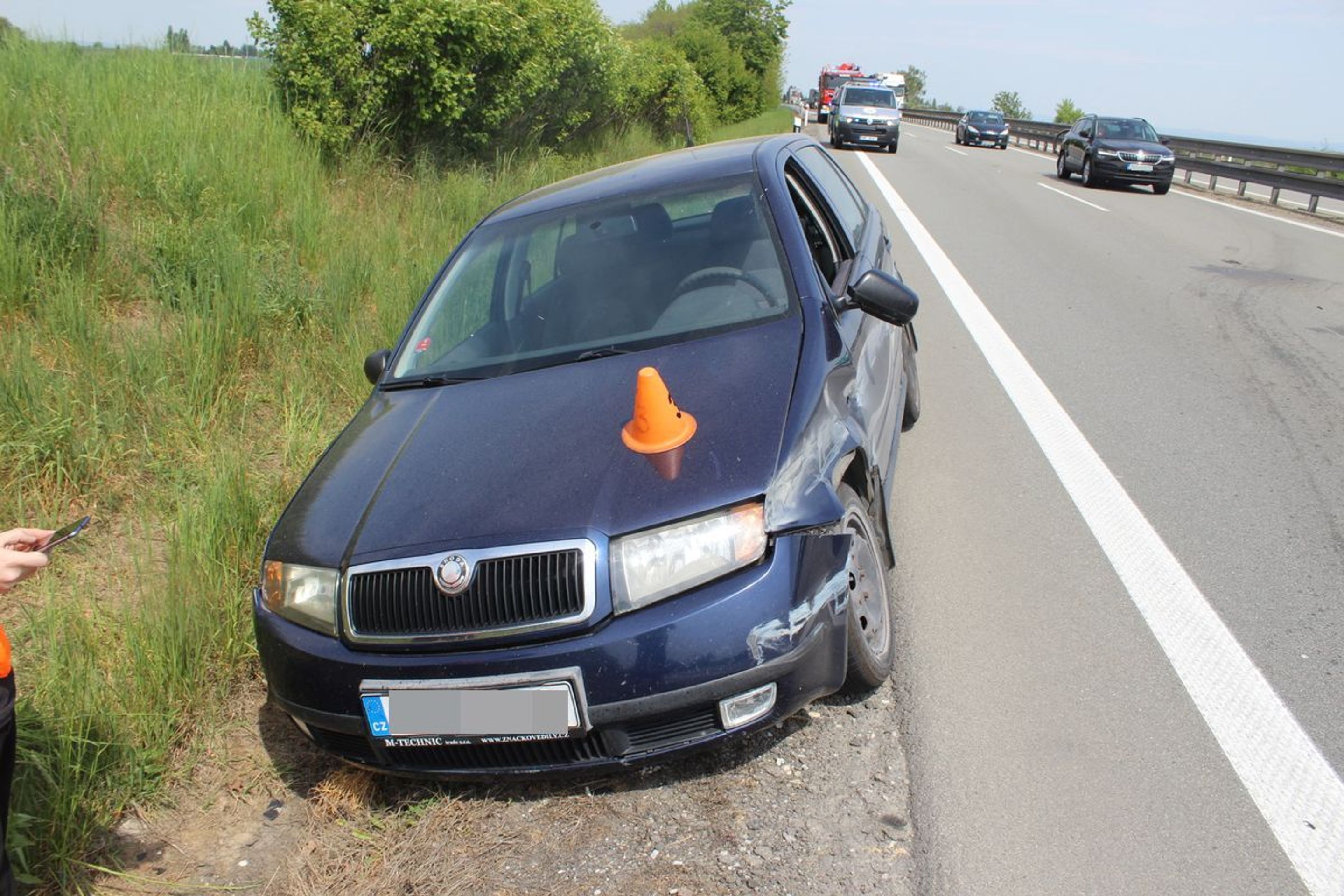 Nehoda - Fotogalerie: Řidiči na českých silnicích během pár dní rozmlátili několik sporťáků (6/10)
