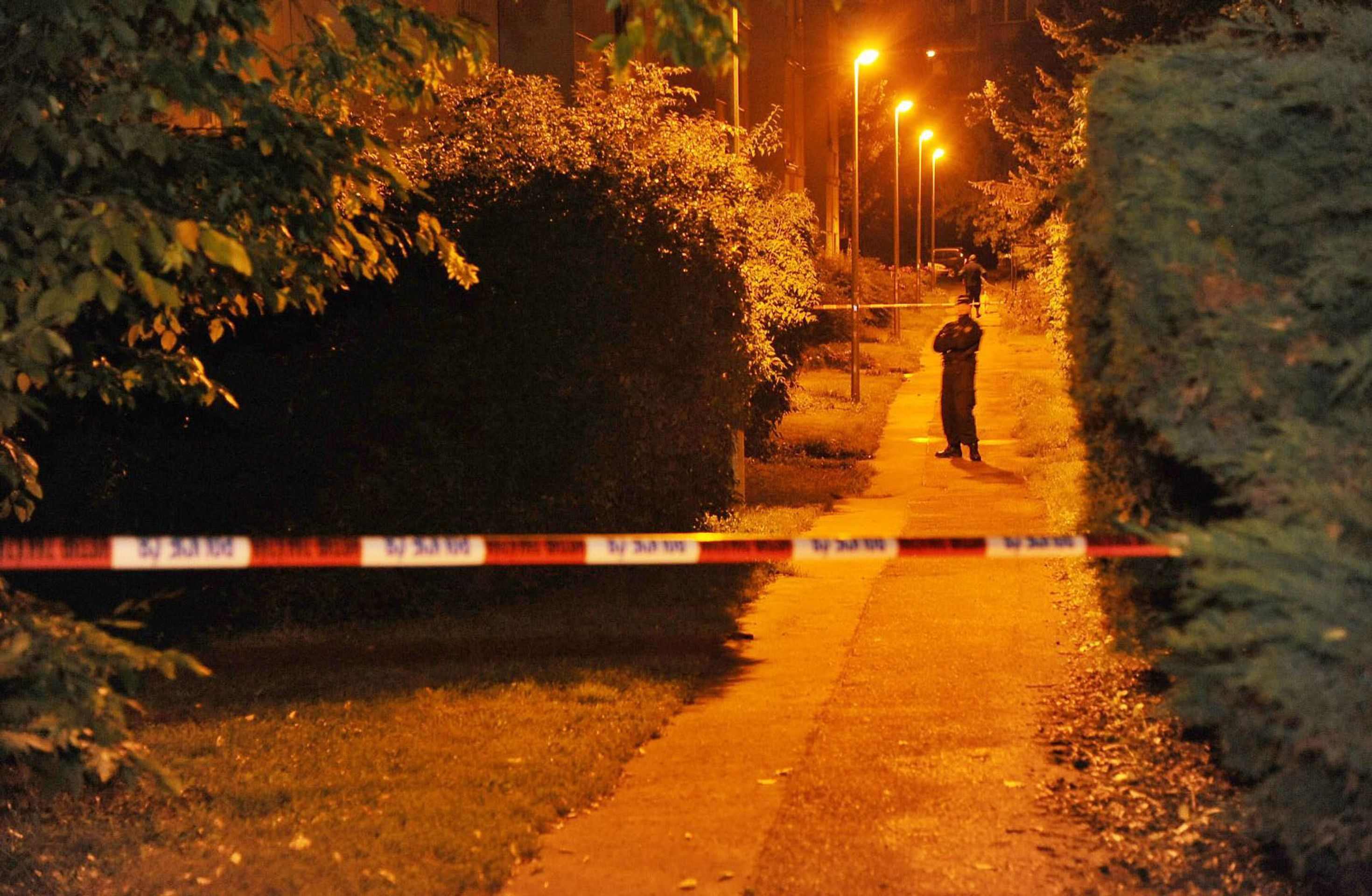 Policisté a hasiči museli evakuovat celý panelákový vchod - GALERIE: Nález munice v pražském bytě (2/5)