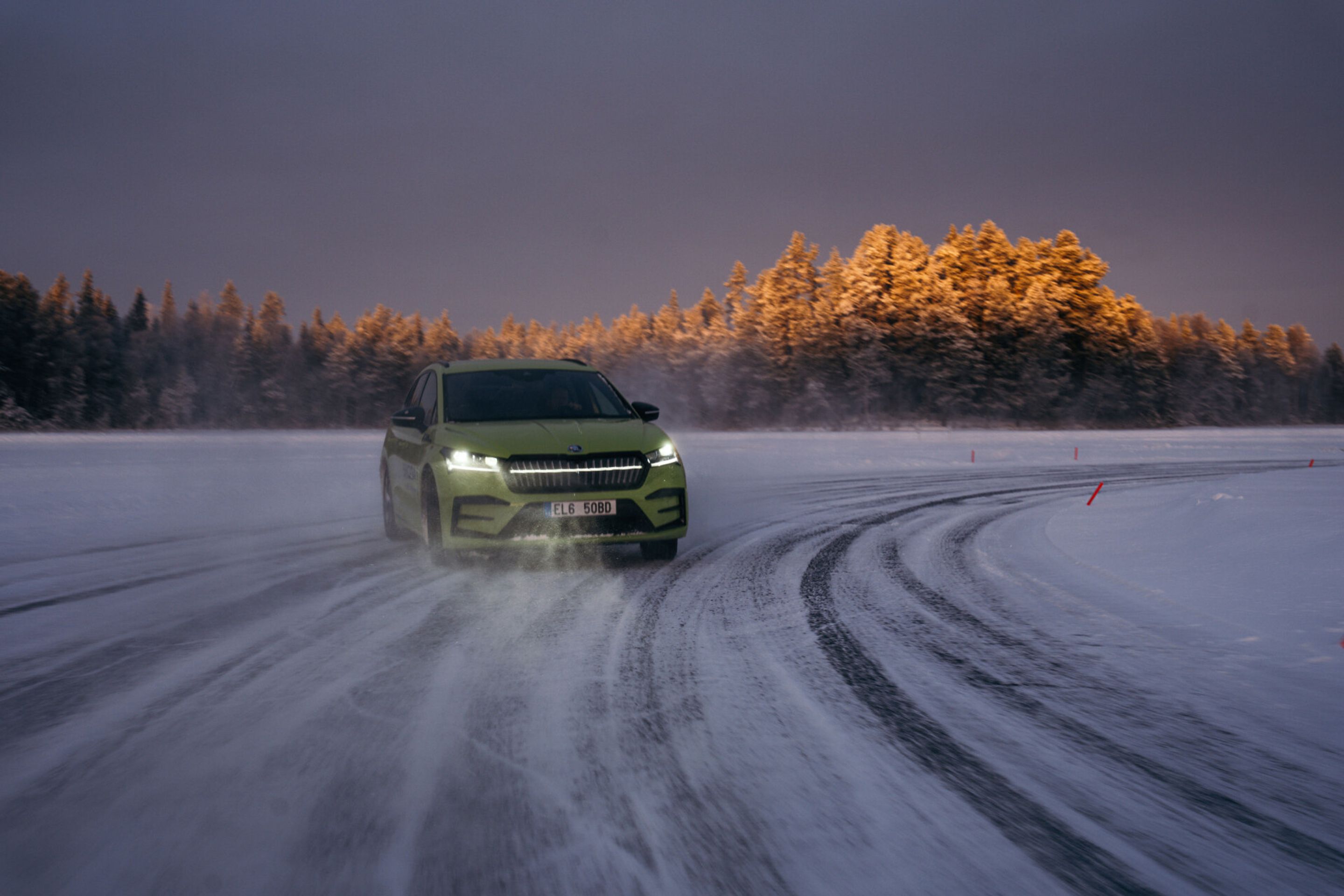 Škoda Enyaq RS iV pokořila dva světové rekordy - Škoda Enyaq RS iV pokořila driftem na ledě dva světové rekordy (6/10)