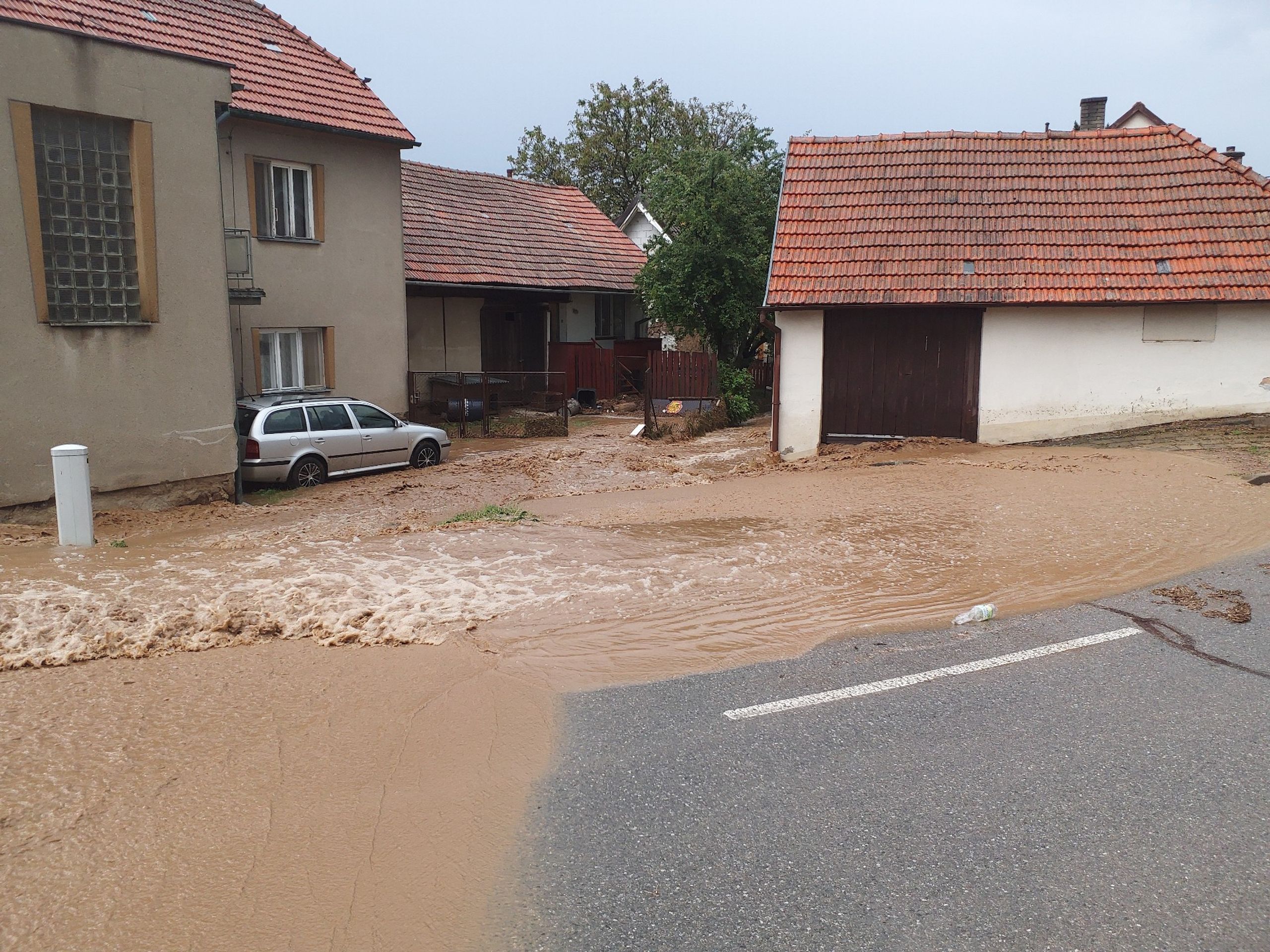 Zaplavená obec Brťov-Jeneč na Blanensku HZS Jihomoravského kraje (2) - Česko trápí nepřízeň počasí (19/20)