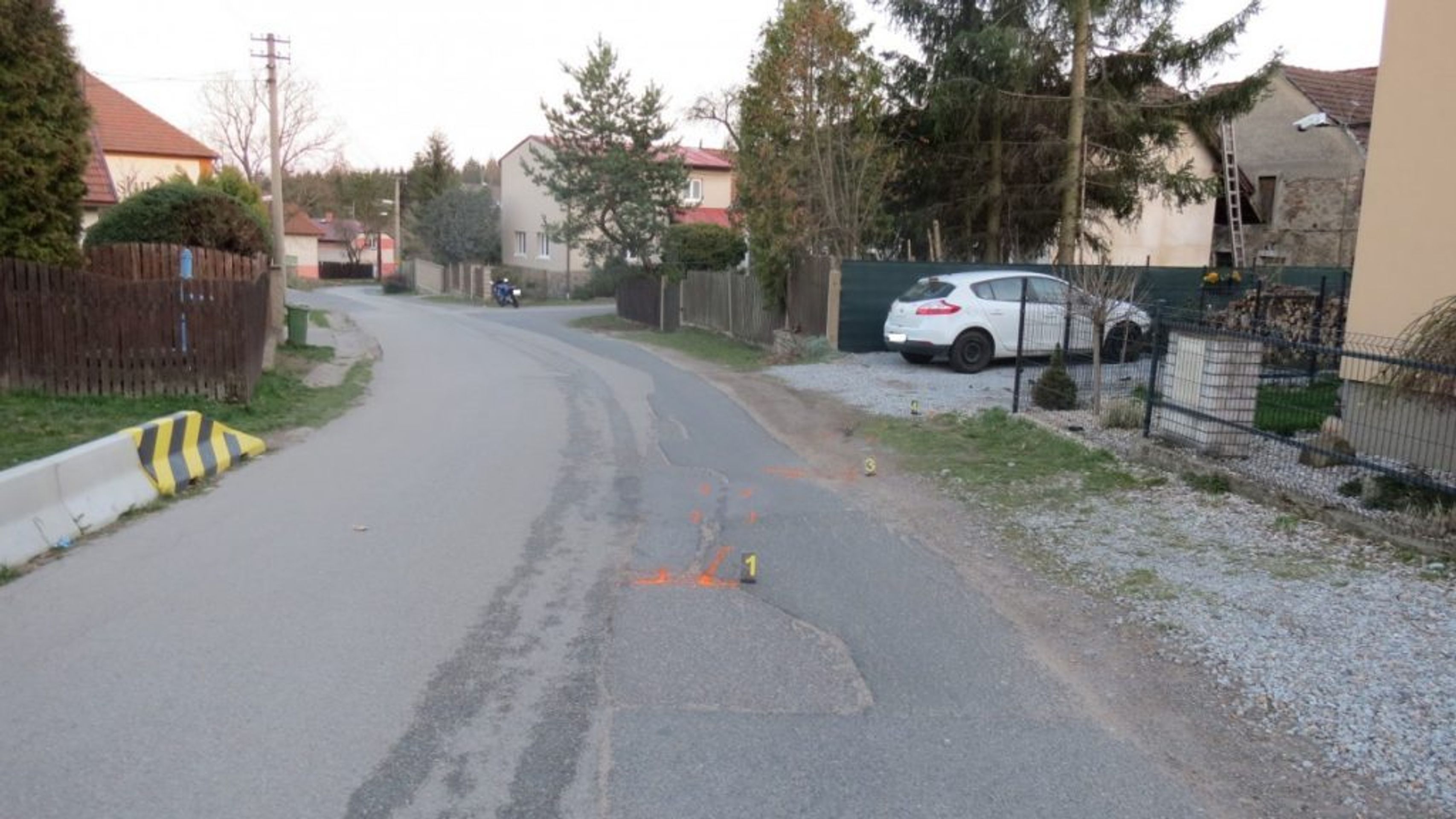 Motorkář srazil dítě a ujel - 3 - GALERIE: Motorkář v Těptíně srazil dítě a ujel (1/3)