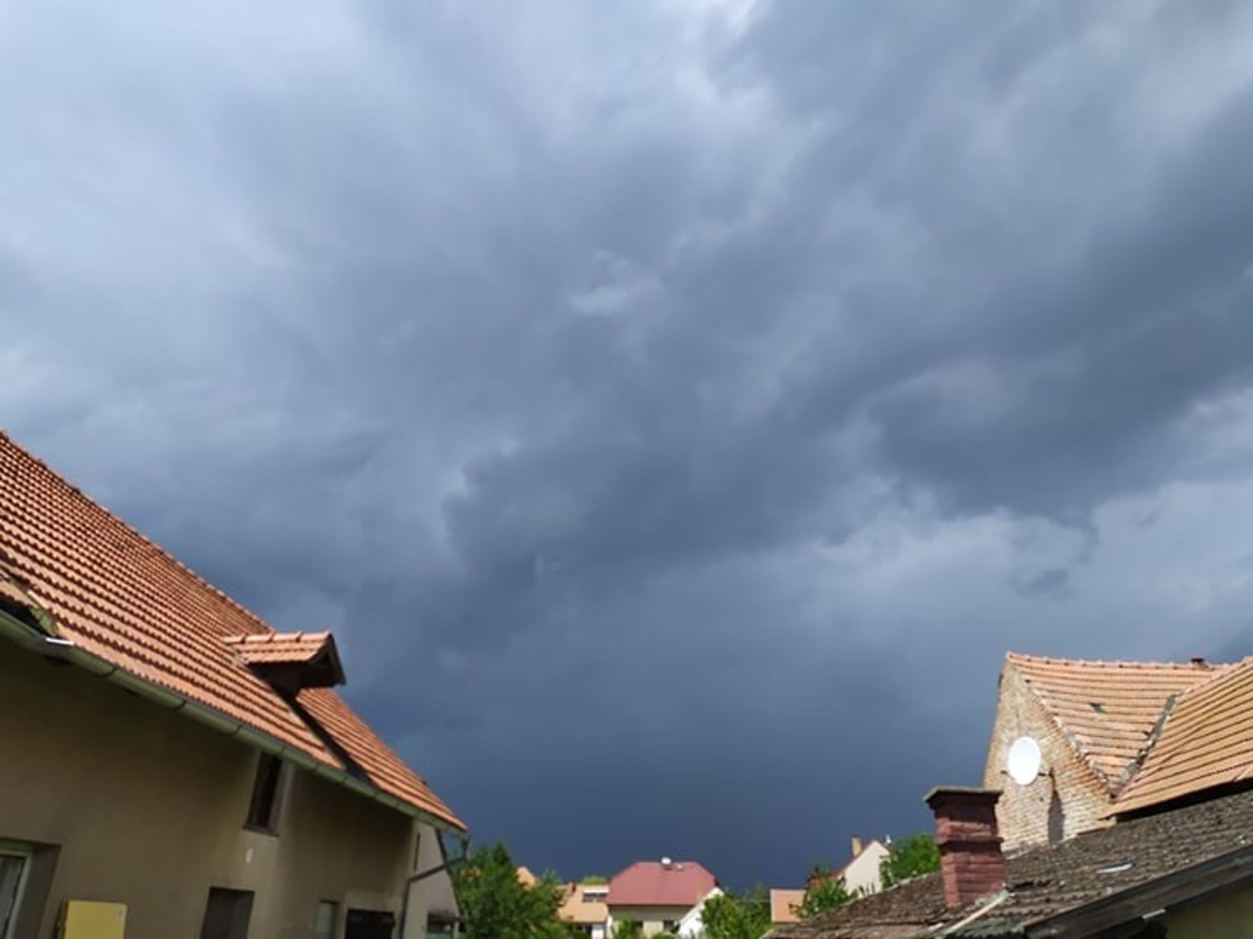 Českem se prohnal pás bouřek a přívalových lijáků - 3 - GALERIE: Českem se prohnaly bouřky (15/23)