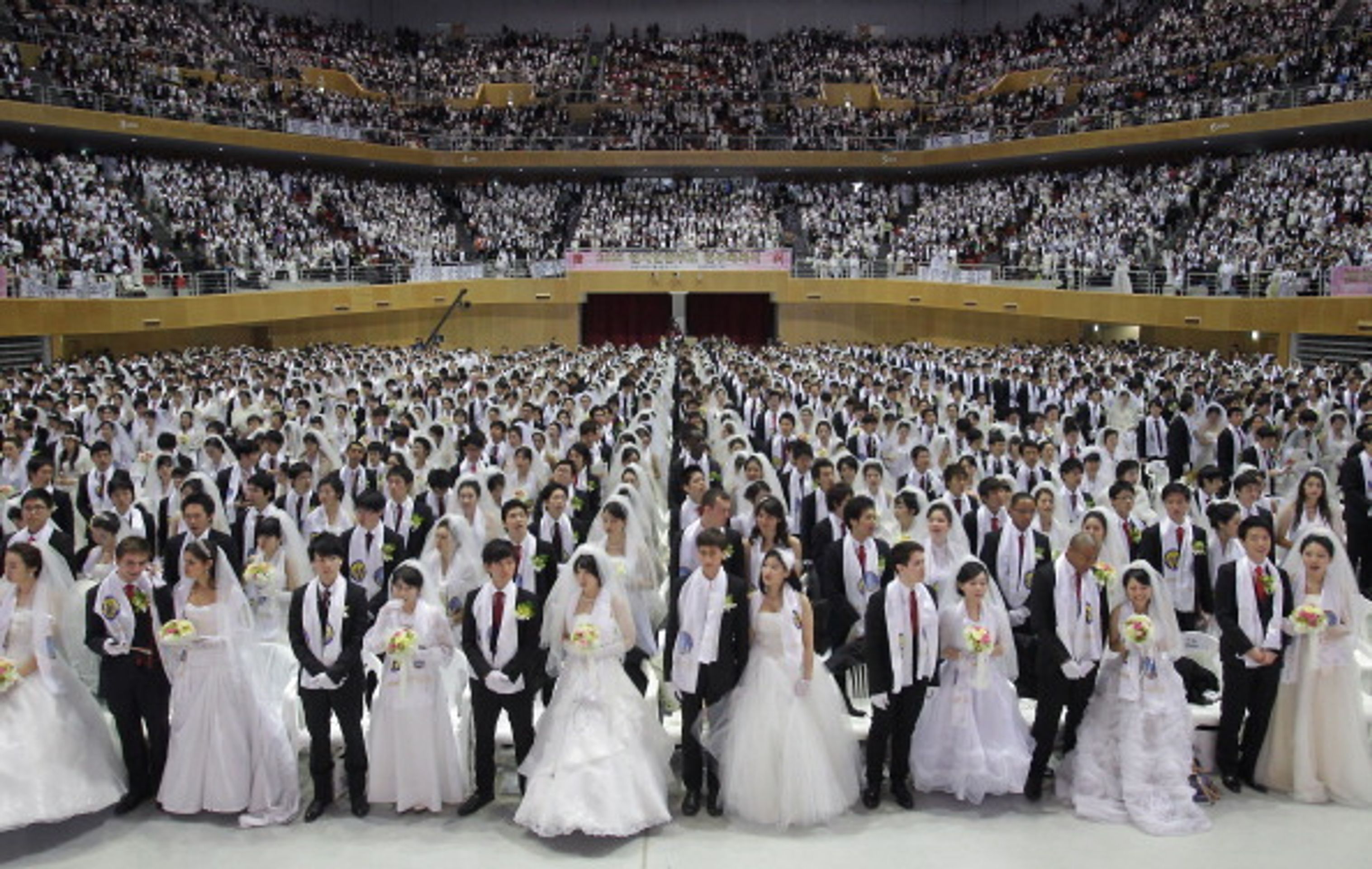 Hromadná svatba v Jižní Koreji - 11 - Svatba ve velkém stylu: Bralo se 3500 párů najednou! (2/12)
