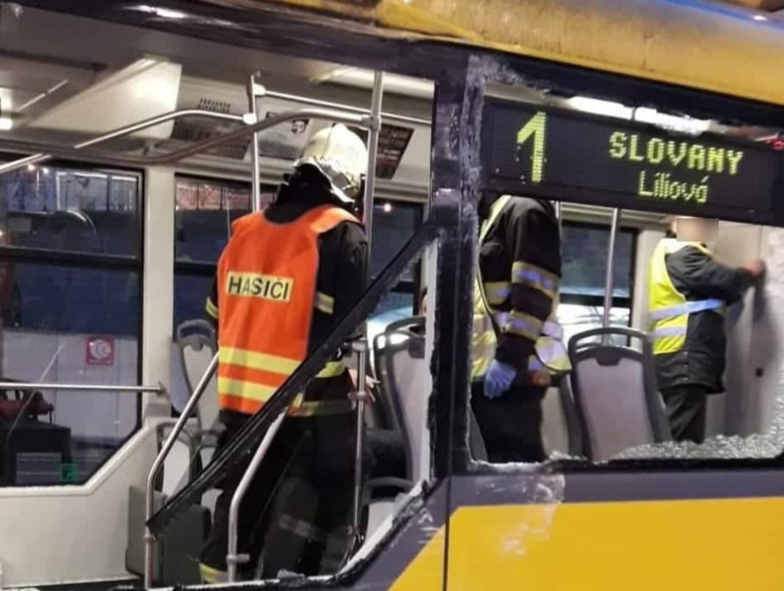 Srážka trolejbusu s tramvají v Plzni - 3 - GALERIE: Nehoda trolejbusu a tramvaje v Plzni (1/4)