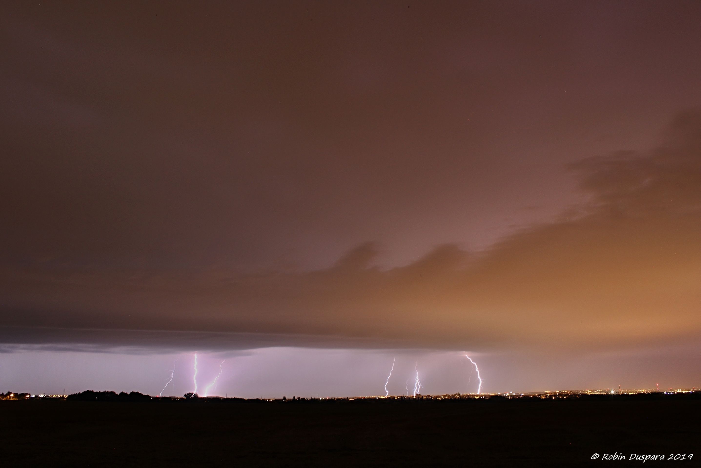 Blesky a shelf cloud na čele bouřkového systému před Prahou - GALERIE: Bouře s výraznou bleskovou aktivitou nad Českem (3/10)