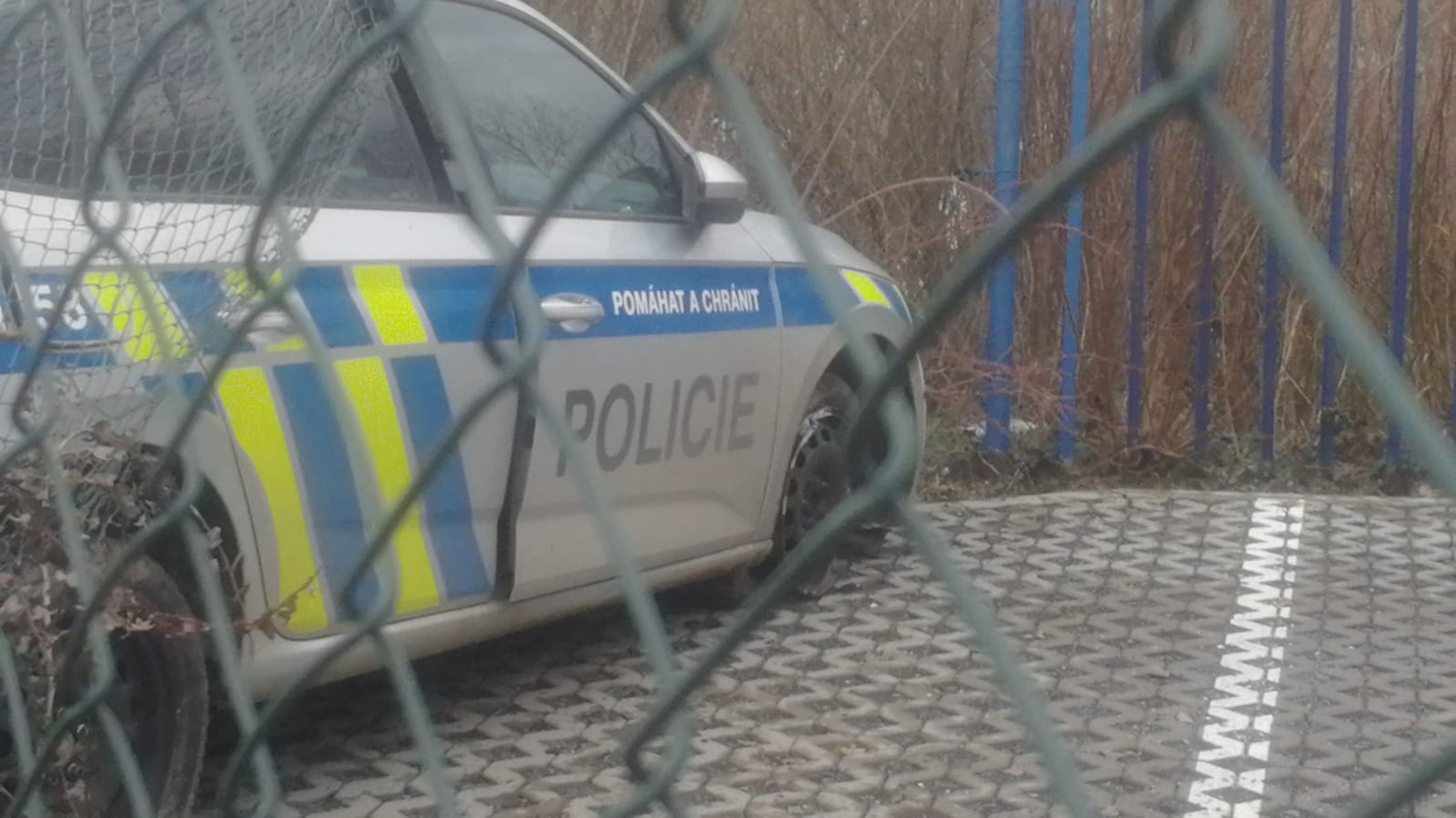 Policejní auto v Praze vyletělo ze silnice (5) - Policejní auto v Praze vyletělo ze silnice (4/8)