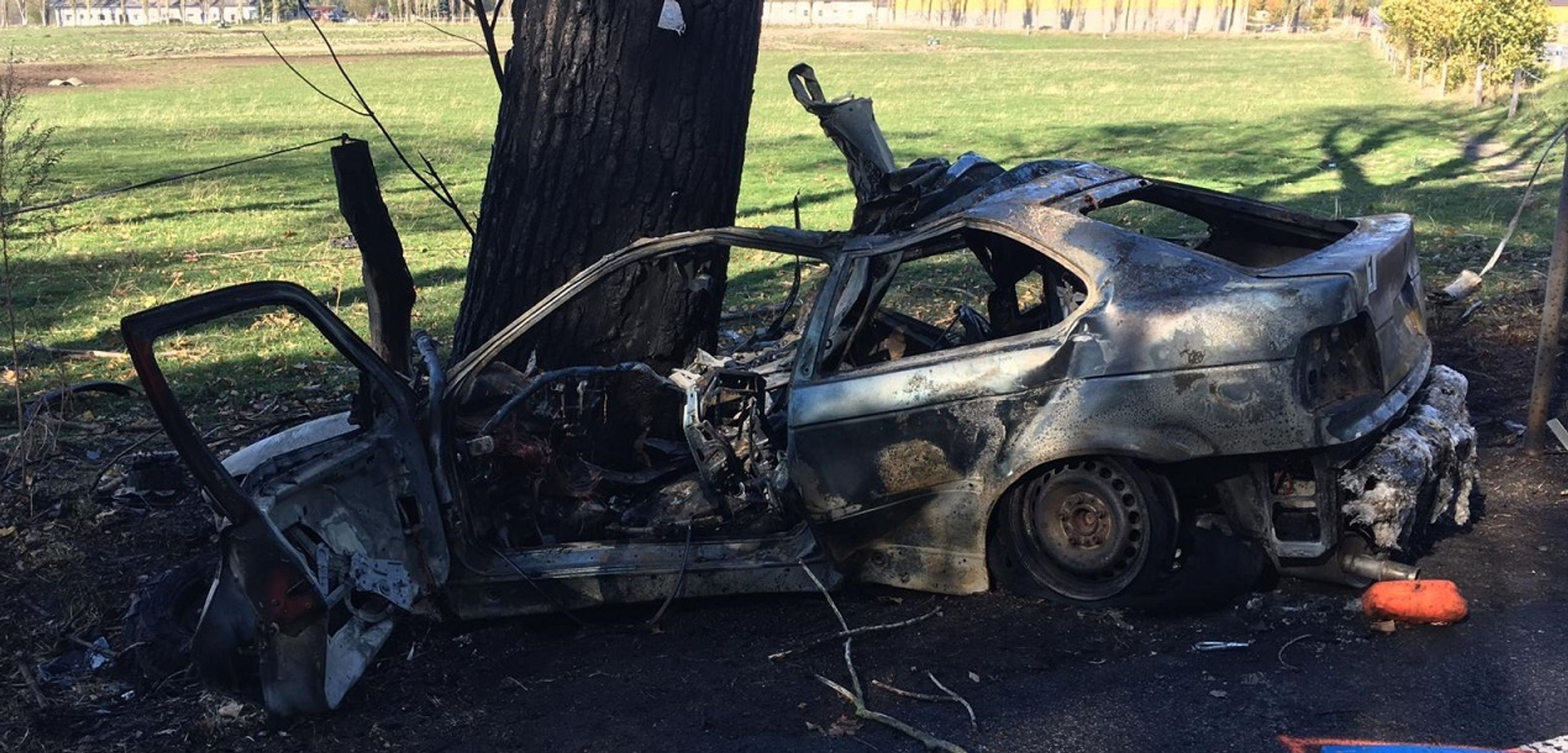 Auto po nárazu do stromu u Liberce shořelo, řidič zemřel - 6 - GALERIE: Smrtelná nehoda u Dětřichova na Liberecku (6/6)