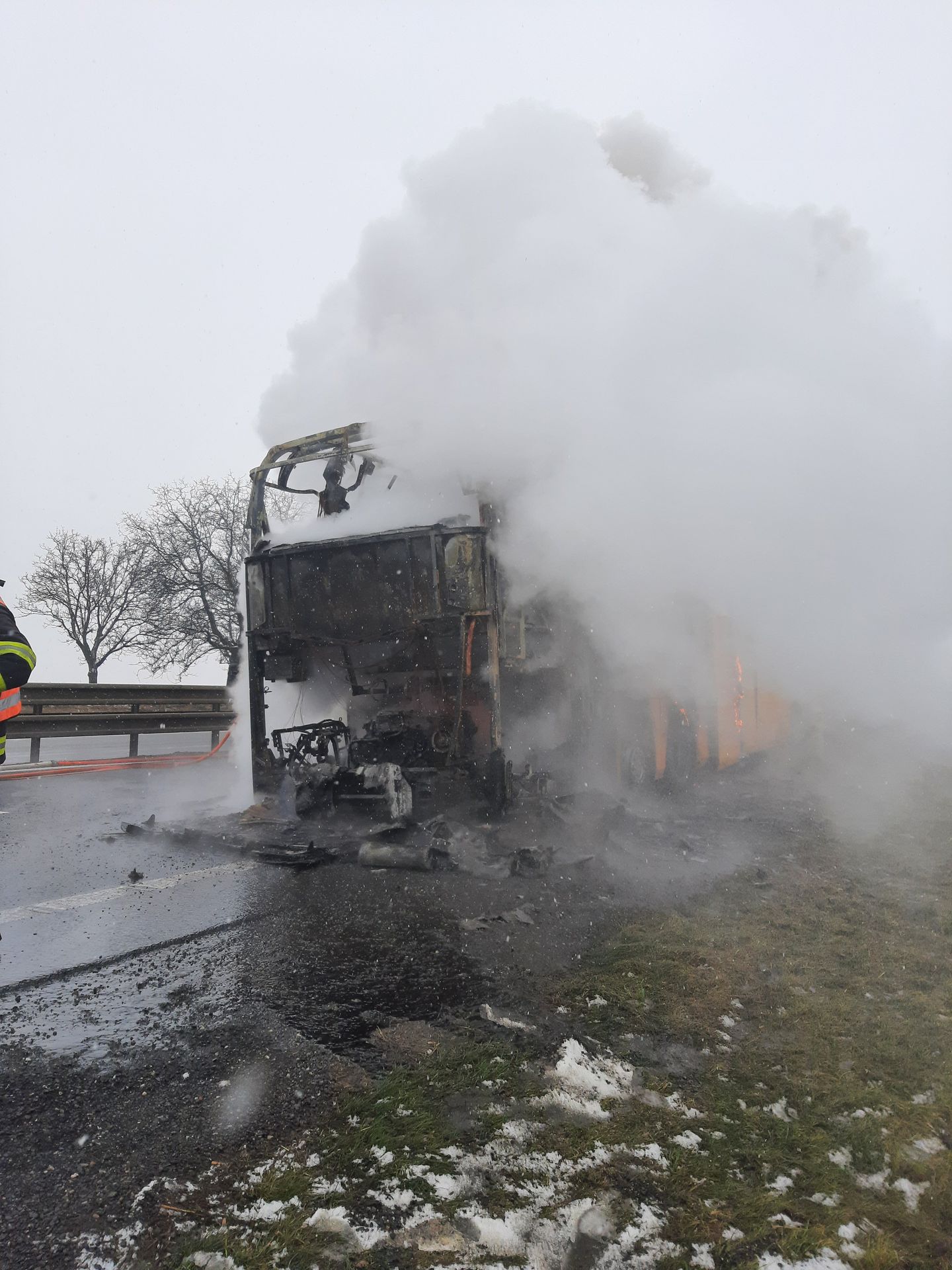 Požár autobusu na dálnici D46 - Požár autobusu na dálnici D46 (8/12)