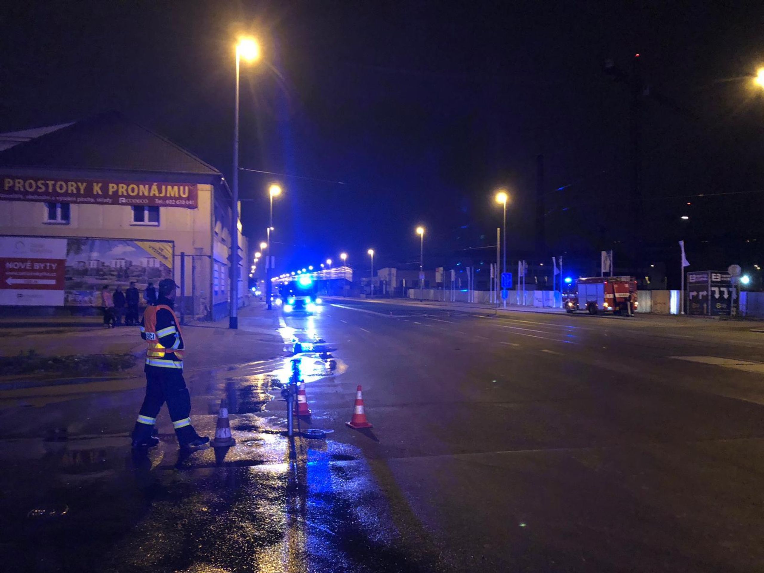 Požár haly v Kolbenově ulici v Praze - 2 - GALERIE: Požár průmyslové haly v Praze (2/7)