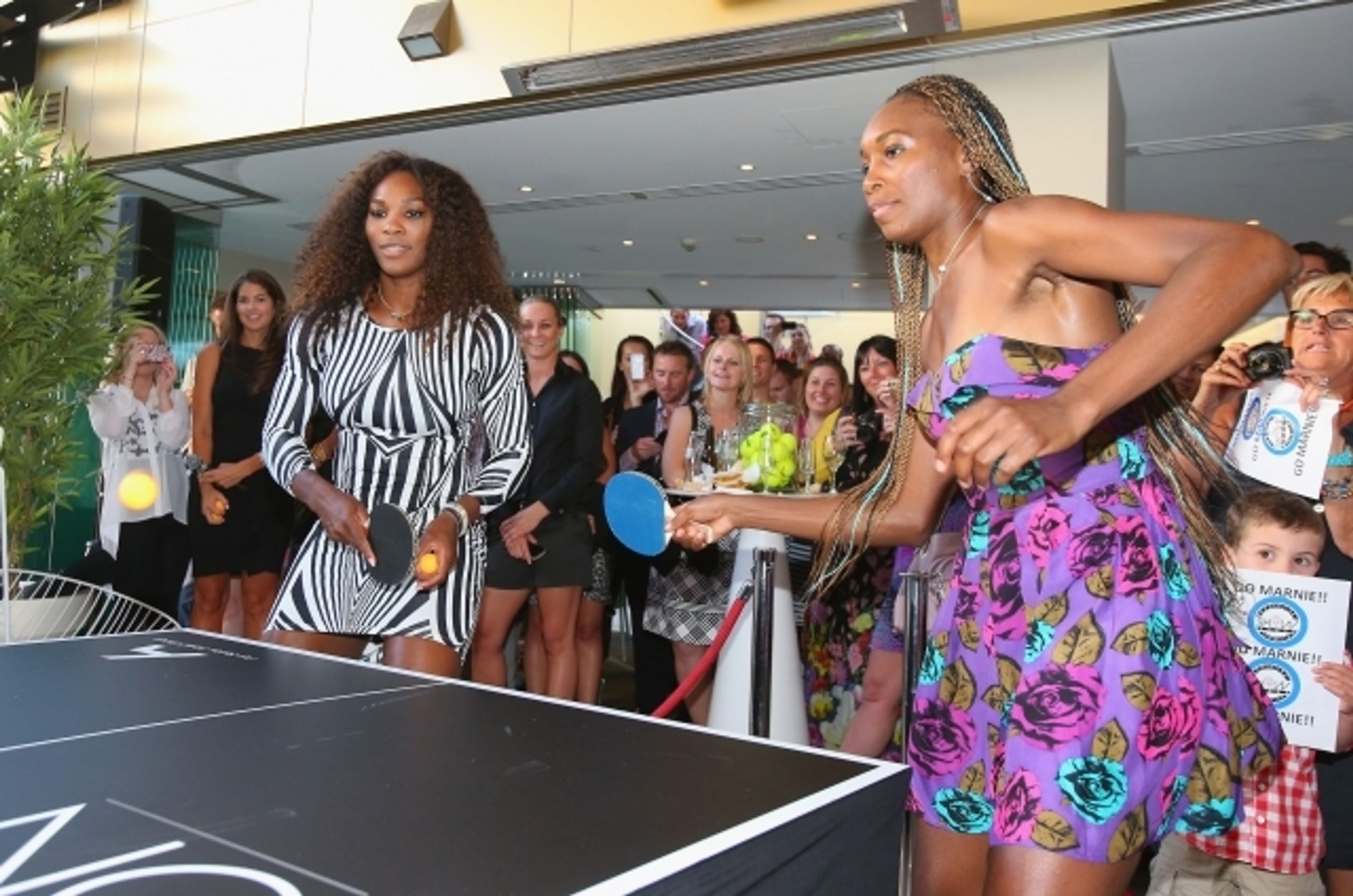 Serena a Venus v Austrálii - 6 - GALERIE: Serena a Venus hrají pingpong (3/8)