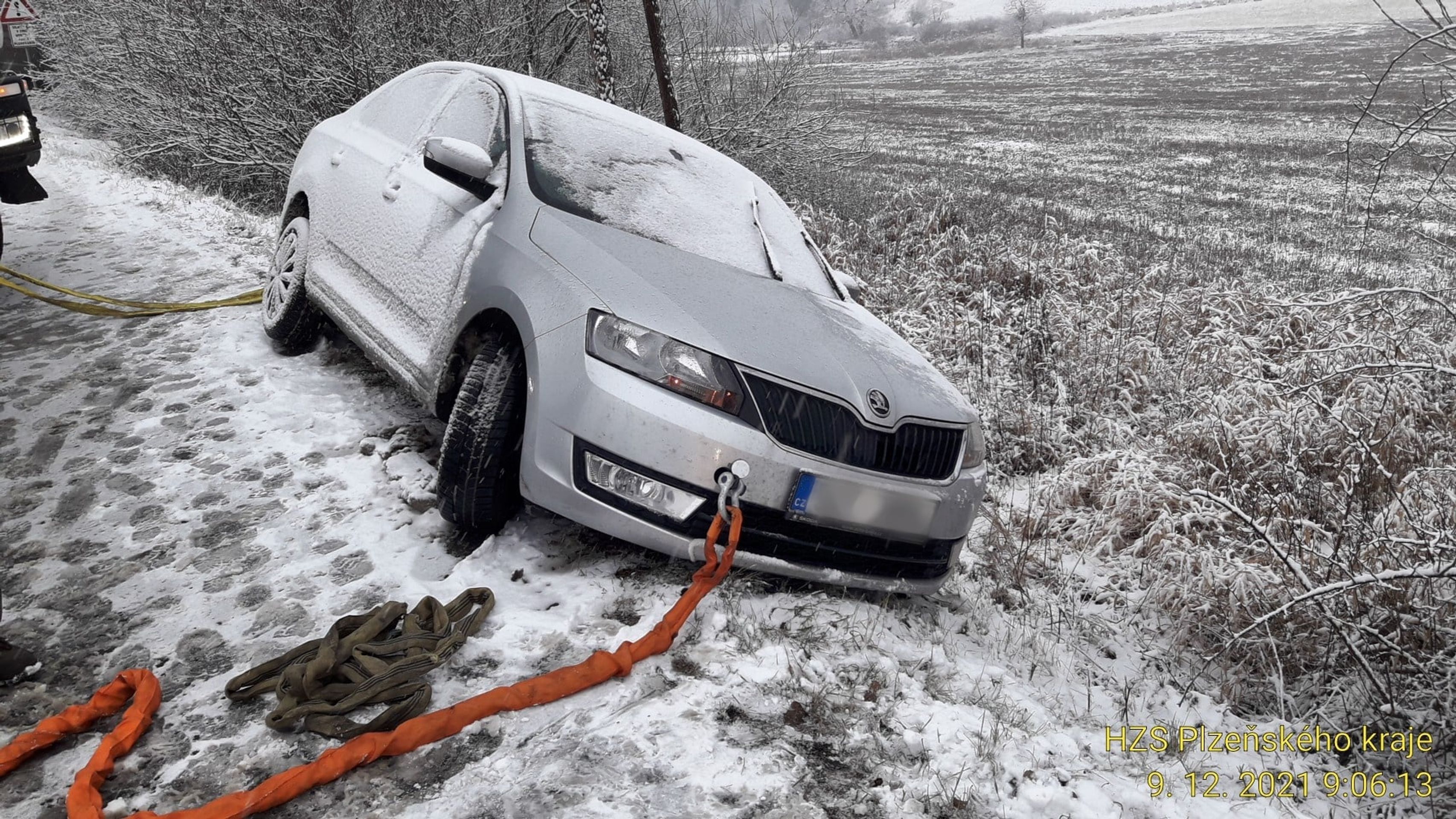 Nehody způsobené počasím v Plzeňském kraji (2) - Komplikace na silnicích kvůli sněhu (13/21)
