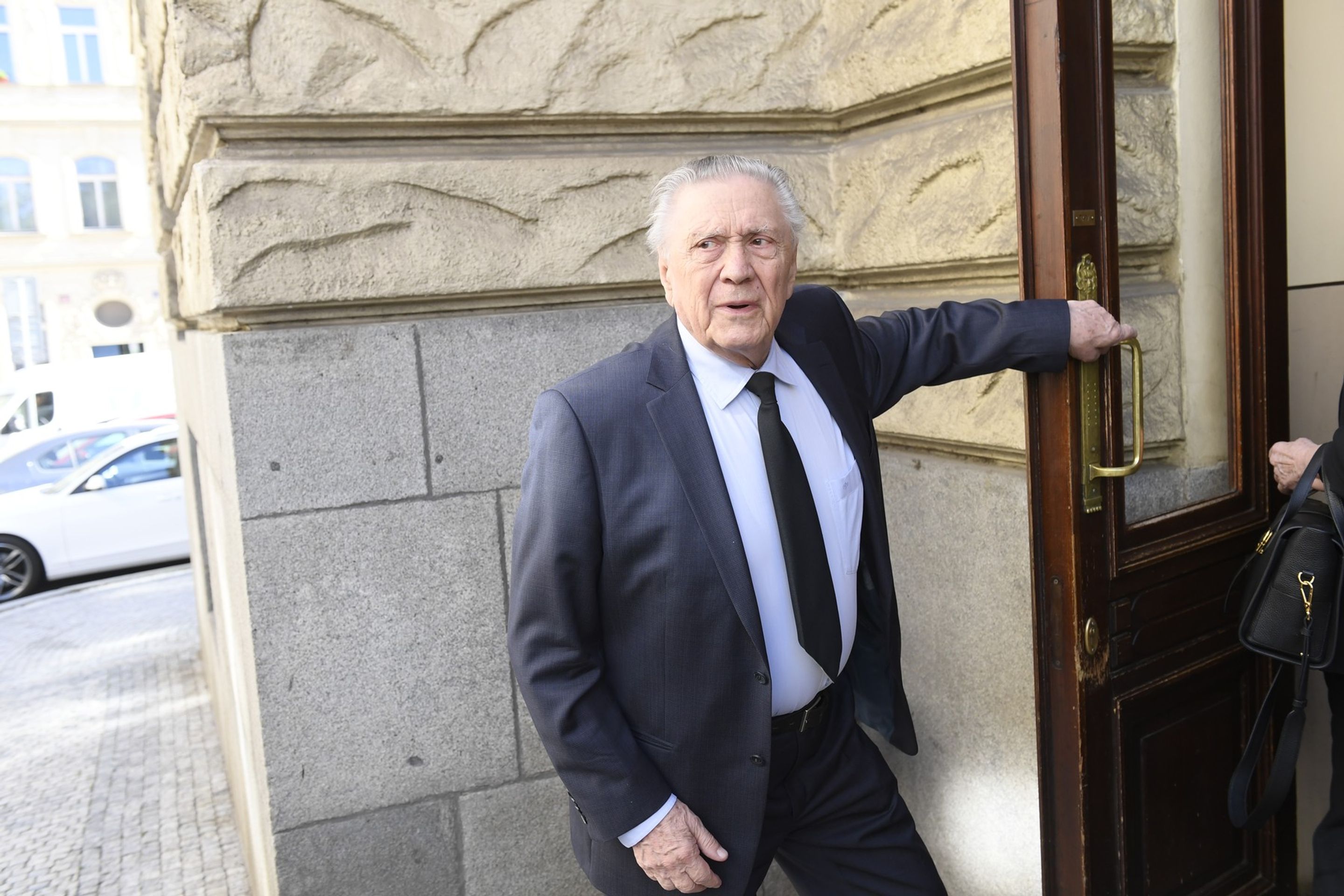 Petr Kostka na posledním rozloučení - Poslední rozloučení se Simonou Postlerovou (2/15)