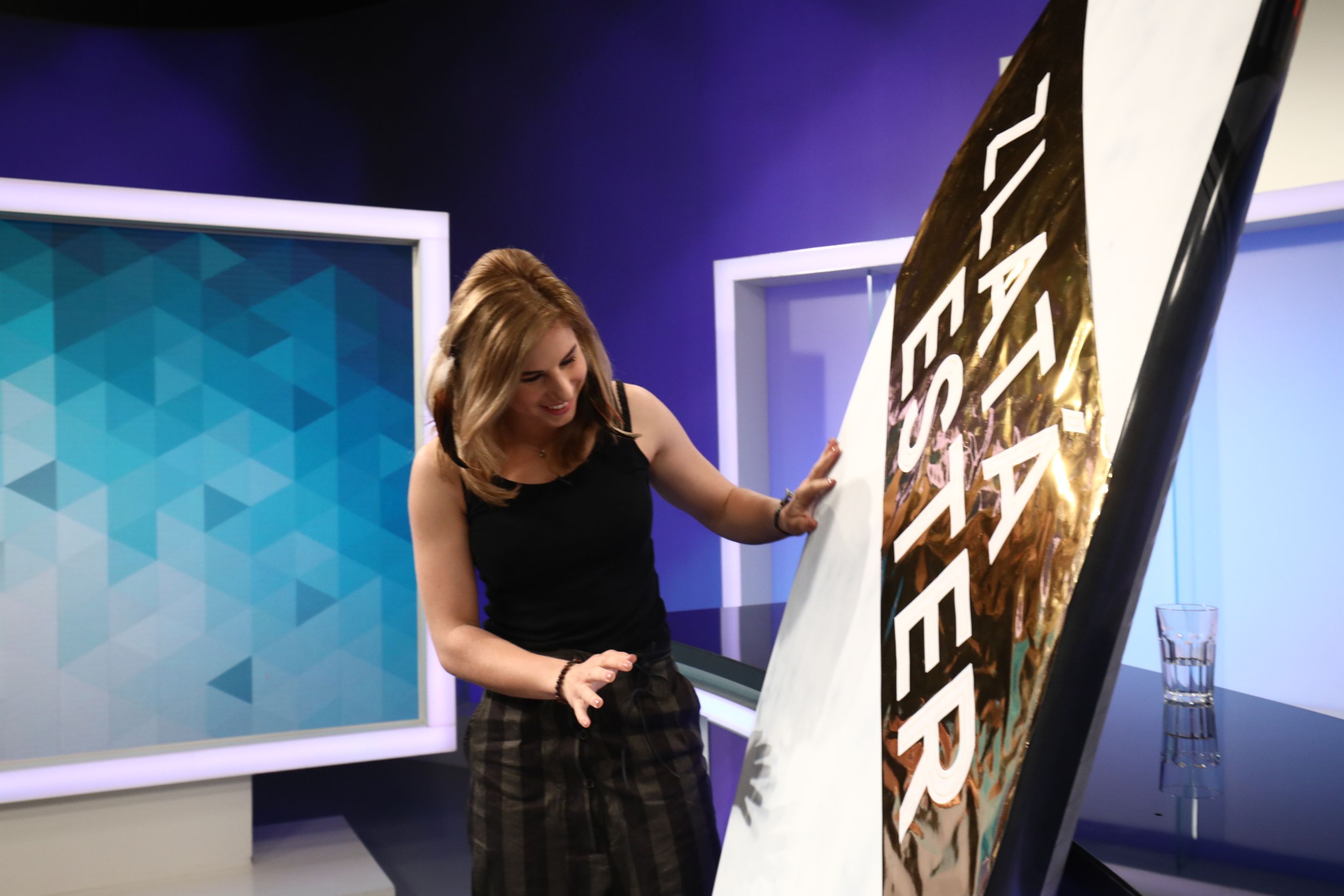 Ester byla ze surfu nadšená a po natáčení se nemohla vynadívat. - GALERIE: Zákulisí z natáčení rozhovoru s Ester Ledeckou (15/16)