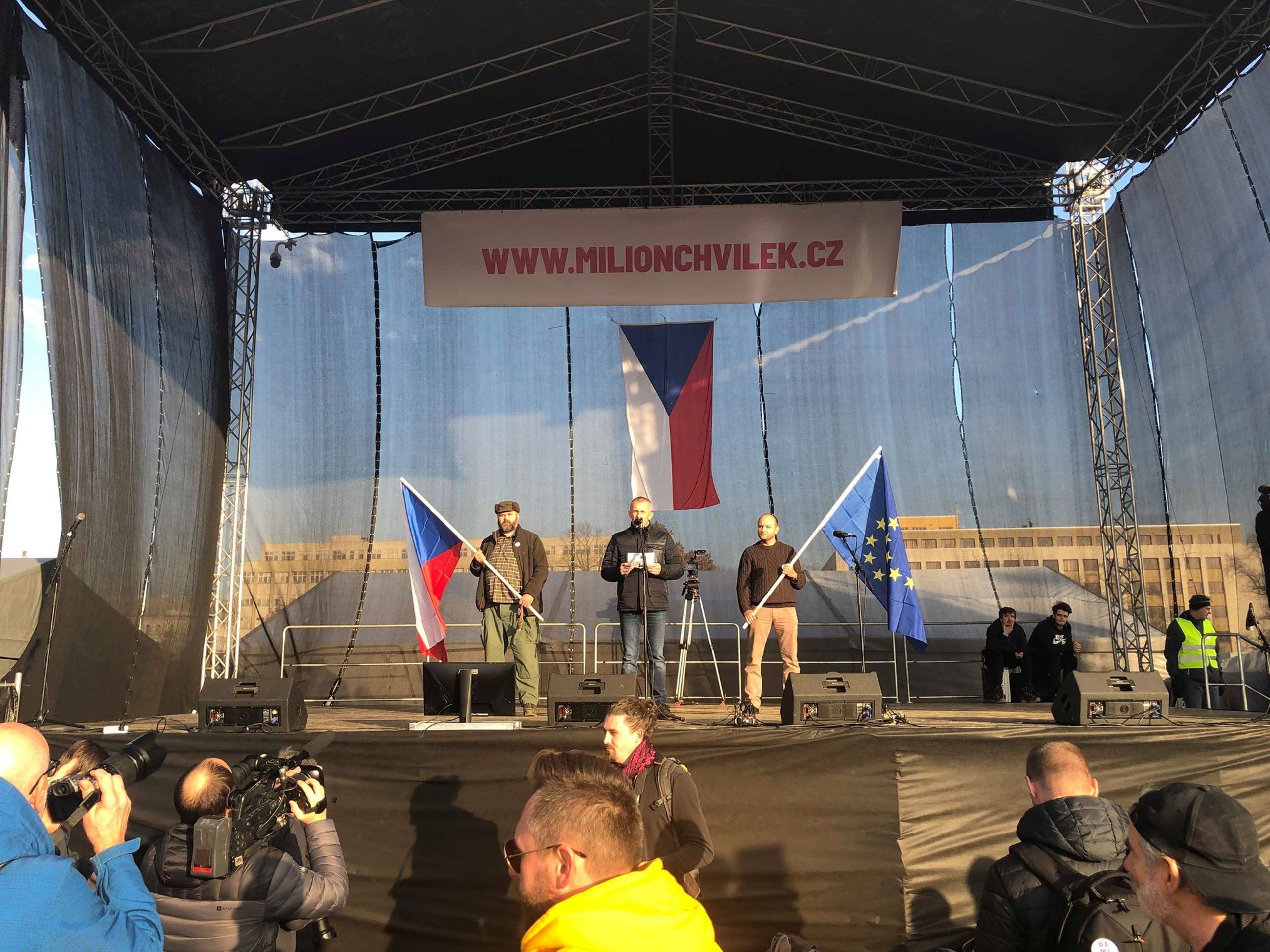 Na Letné protestuje přes 200 tisíc lidí - 3 - GALERIE: Demonstrace na Letné - 16. listopadu (12/14)