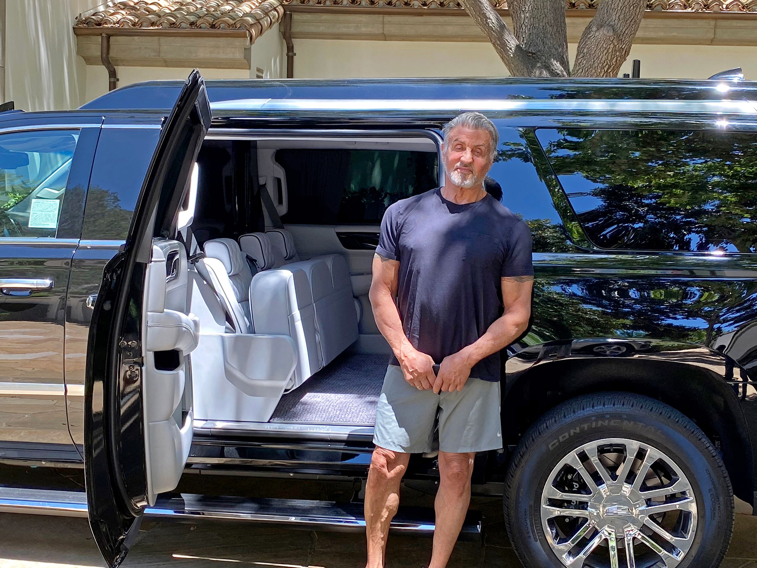 Sylvester Stallone prodává luxusní Cadillac Escalade ESV - 28 - Fotogalerie: Stallone prodává luxusní limuzínu, sám ji navrhoval (2/15)
