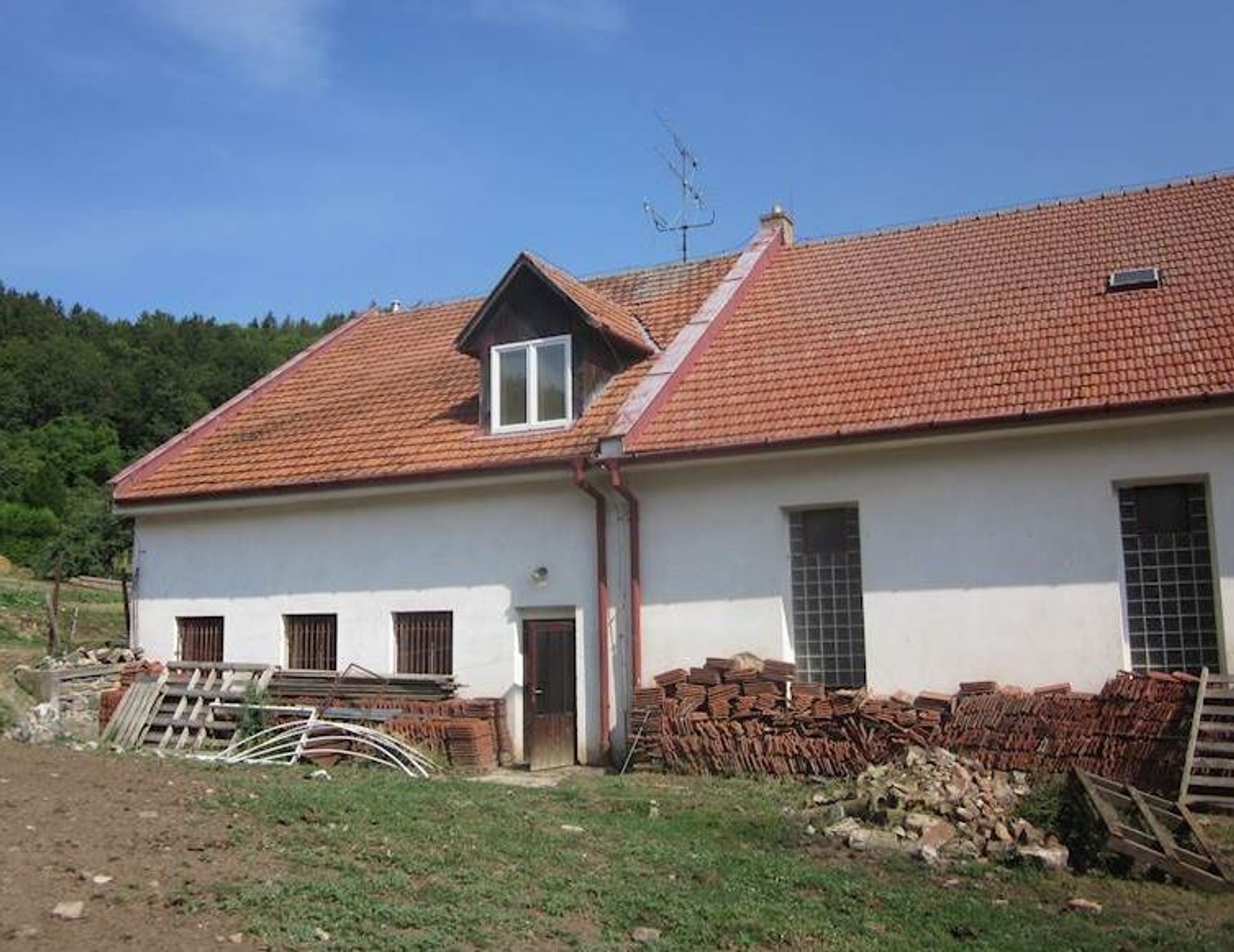 Dům v Žerůtkách - GALERIE: Stát prodává zámek i chaloupku na samotě u lesa (8/10)