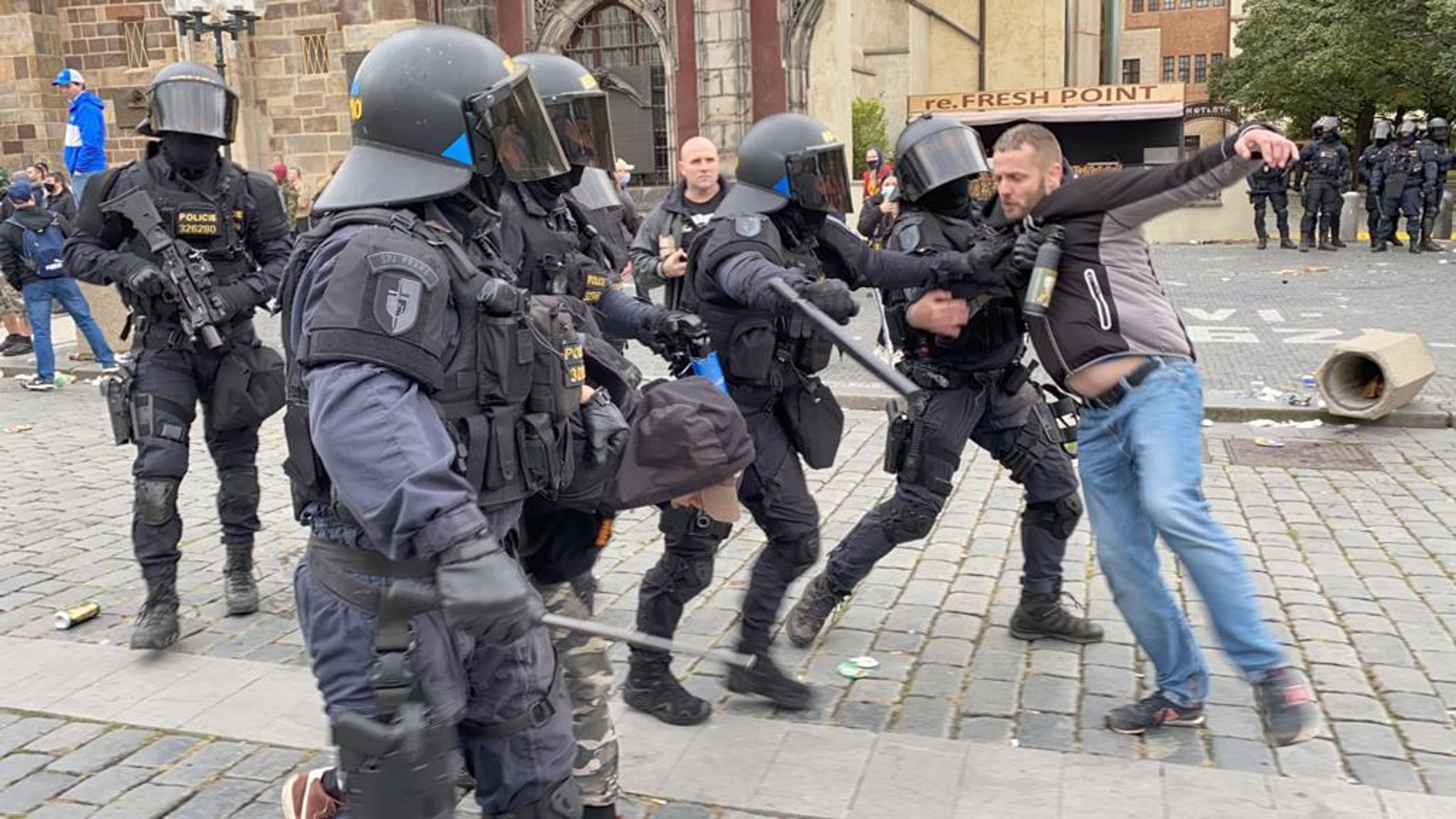 Demonstrace fotbalových chuligánů na Staroměstském náměstí se vyhrotila - 18 - GALERIE: Protestní akce na Staroměstském náměstí se zvrhla (6/23)