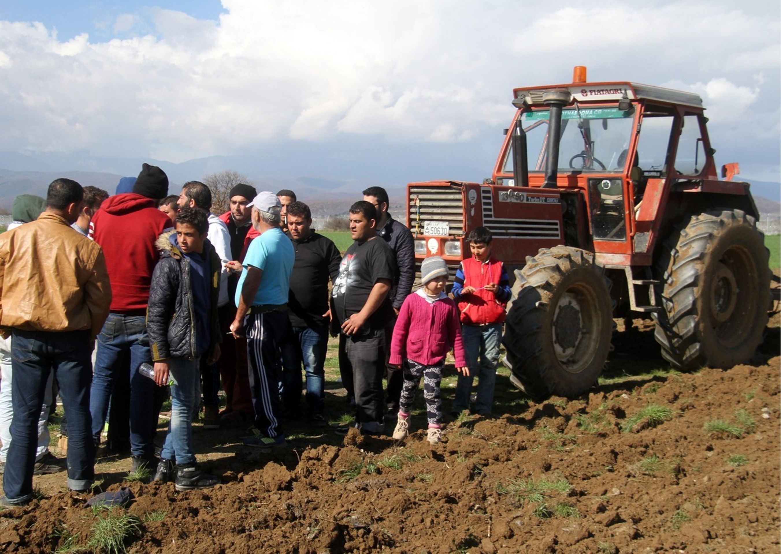 Řecký farmář najel traktorem na své pole, kde se usídlili uprchlíci - 3 - GALERIE: Řecký farmář najel traktorem na své pole, kde se usídlili uprchlíci (3/7)