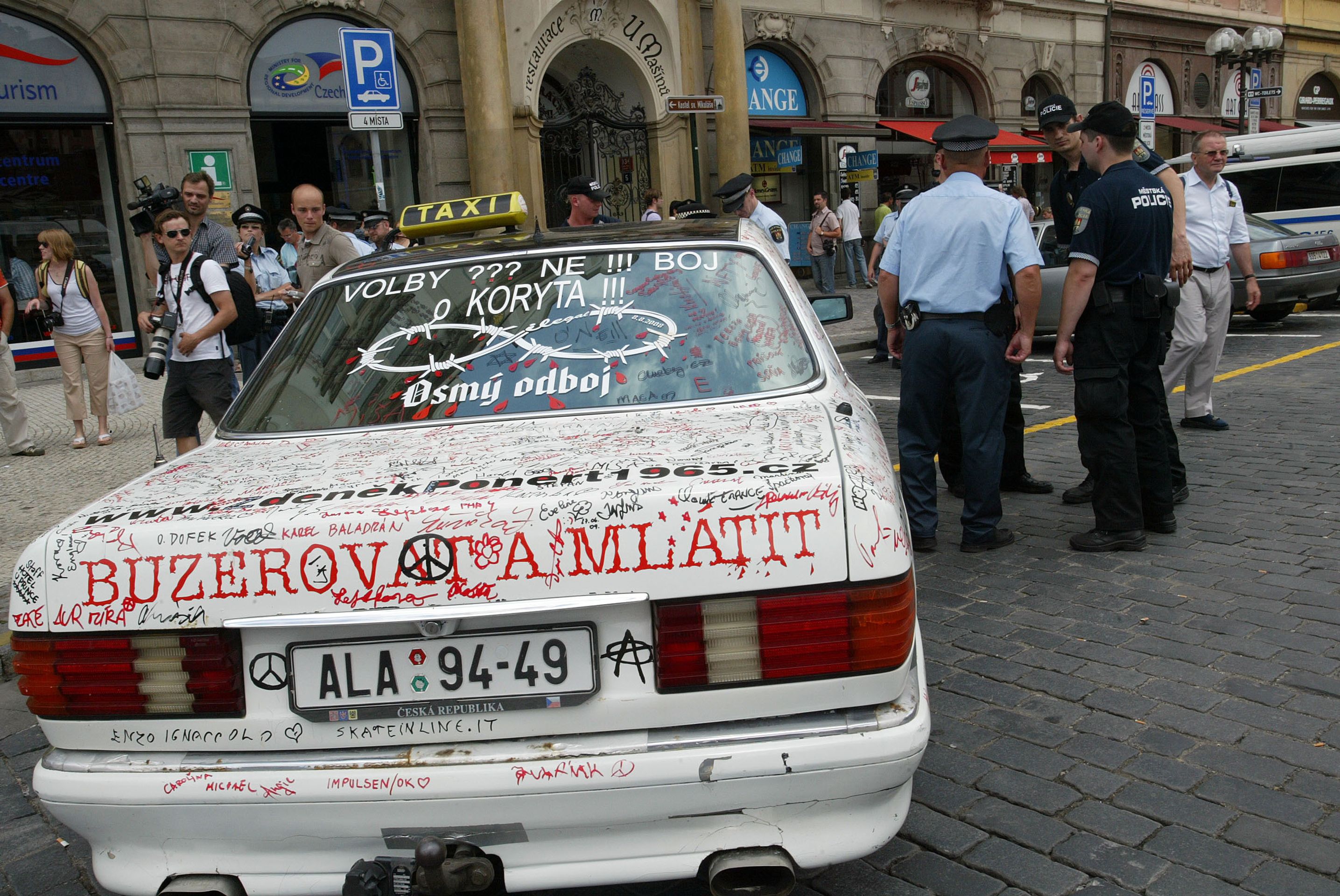 V Praze se poprali taxikáři se strážníky-4 - GALERIE: Potyčka mezi strážníky a taxikáři (7/8)