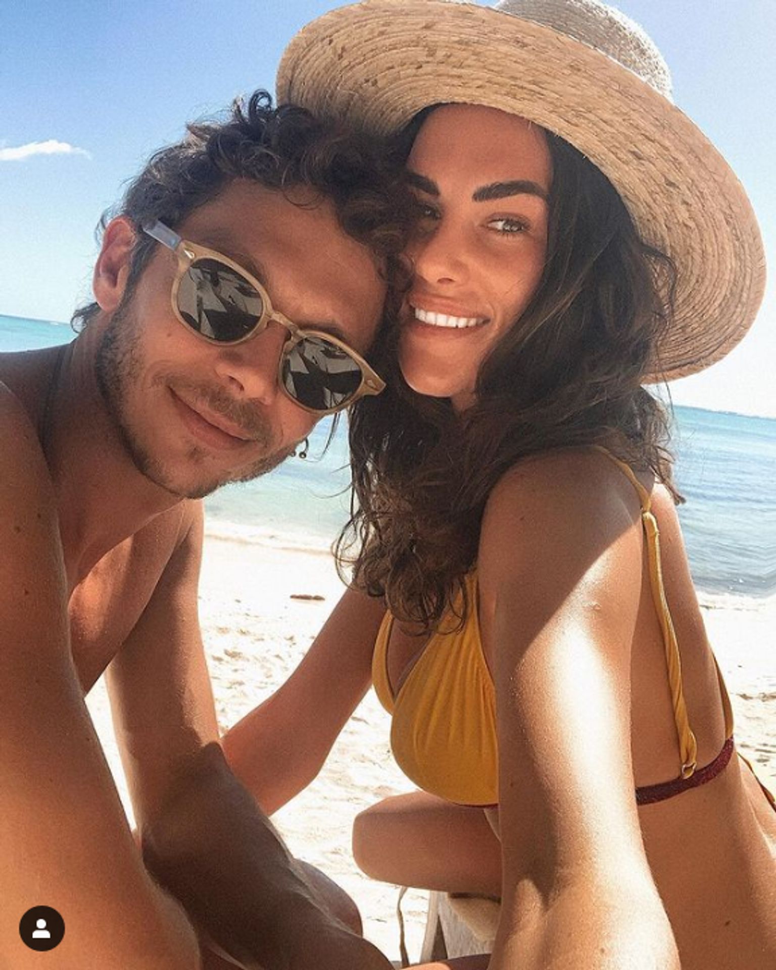 Valentino Rossi a jeho přítelkyně - GALERIE: Chystá se velká svatba? Tahle kráska sbalila legendu MotoGP (1/6)